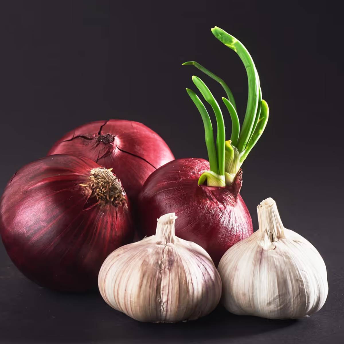 ফলস্বরূপ, পেঁয়াজ এবং রসুন আমাদের মধ্যে তমোগুন (অন্ধকার) তৈরি করে, যা সমস্যার। রাগ, নেতিবাচক চিন্তাভাবনা এবং এই সমস্ত কিছু বাড়তে থাকে। ফলস্বরূপ, পেঁয়াজ এবং রসুন আমাদের মধ্যে তমোগুন (অন্ধকার) তৈরি করে, যা সমস্যার। রাগ, নেতিবাচক চিন্তাভাবনা এবং এই সমস্ত কিছু বাড়তে থাকে।