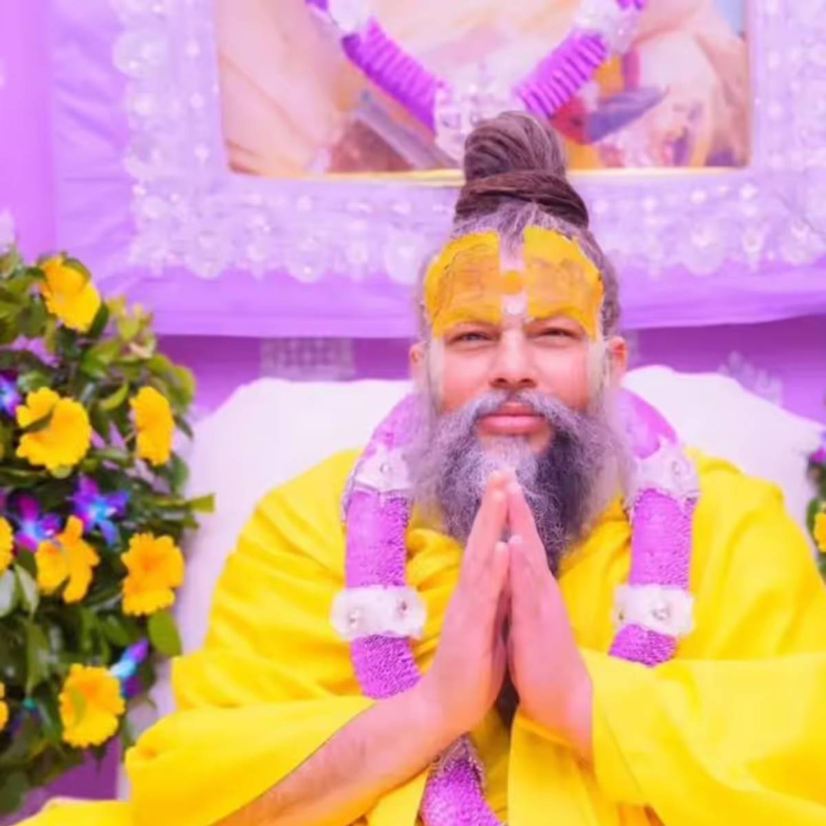 দূর-দূরান্ত থেকে মানুষ তাদের সমস্যা নিয়ে বৃন্দাবনের প্রেমানন্দ মহারাজের কাছে আসেন, যা প্রেমানন্দ মহারাজ তাঁর জ্ঞান, ভক্তি এবং রাধার নাম জপের মাধ্যমে সমাধান করেন। দূর-দূরান্ত থেকে মানুষ তাদের সমস্যা নিয়ে বৃন্দাবনের প্রেমানন্দ মহারাজের কাছে আসেন, যা প্রেমানন্দ মহারাজ তাঁর জ্ঞান, ভক্তি এবং রাধার নাম জপের মাধ্যমে সমাধান করেন।