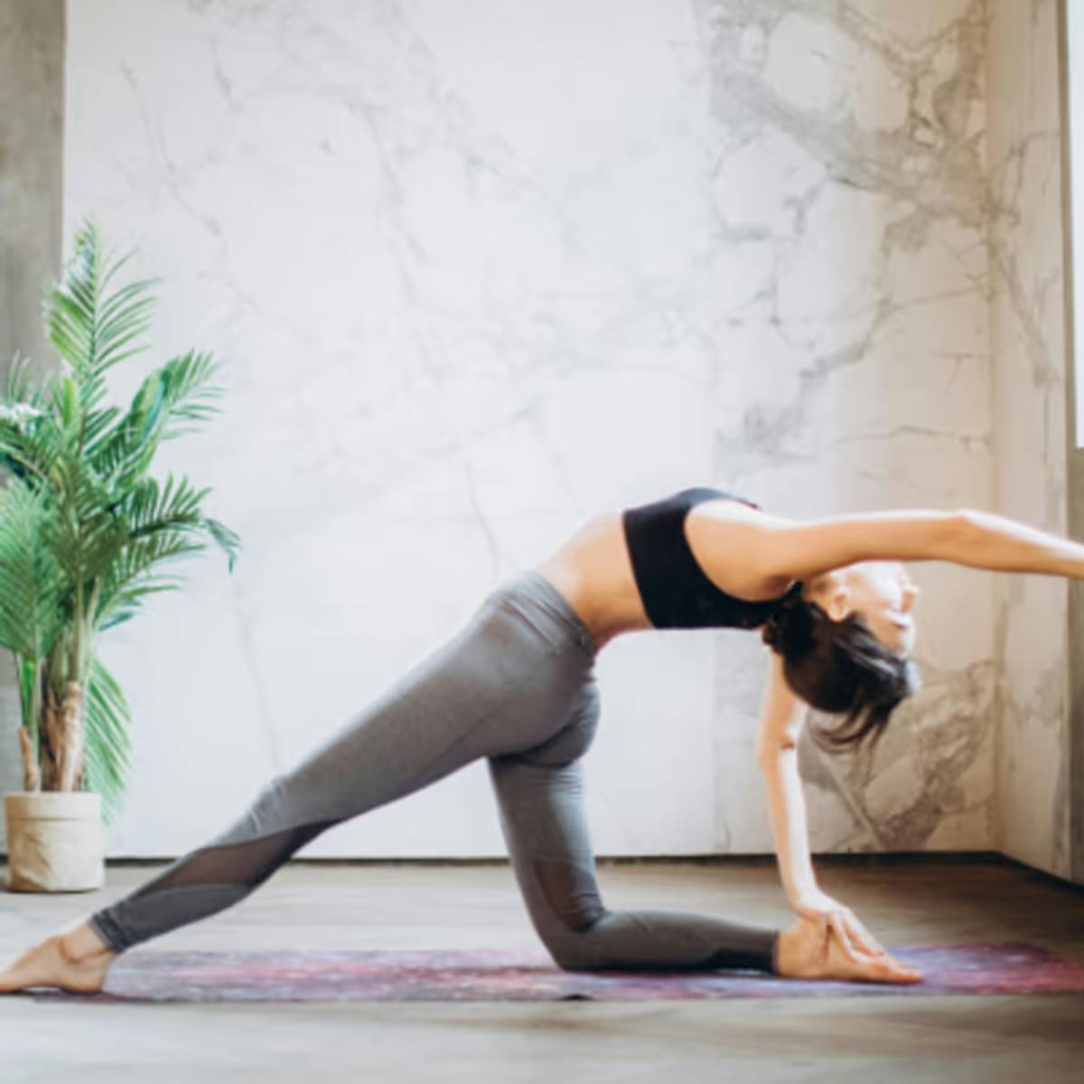 একজন যোগ থেরাপিস্টের সাহায্যে, আপনি আপনার শরীরের কিছু সমস্যা সমাধানের চেষ্টা করেন। একজন যোগ থেরাপিস্টের সাহায্যে, আপনি আপনার শরীরের কিছু সমস্যা সমাধানের চেষ্টা করেন।