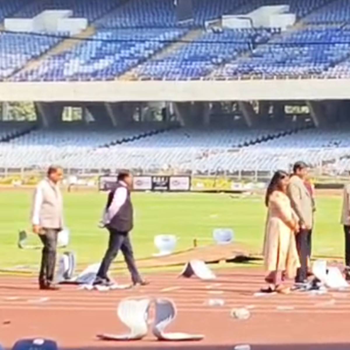 দুই দিন কেটে গেলেও, ধ্বংসের সেই ছবি এখনও স্পষ্ট। উন্মত্ত জনতা হাজার হাজার টাকা খরচ করে মেসিকে দেখতে এলেও খালি হাতেই ফিরতে হয়। আর তার ক্ষোভ গিয়ে পড়ে স্টেডিয়ামের উপর। দুই দিন কেটে গেলেও, ধ্বংসের সেই ছবি এখনও স্পষ্ট। উন্মত্ত জনতা হাজার হাজার টাকা খরচ করে মেসিকে দেখতে এলেও খালি হাতেই ফিরতে হয়। আর তার ক্ষোভ গিয়ে পড়ে স্টেডিয়ামের উপর।