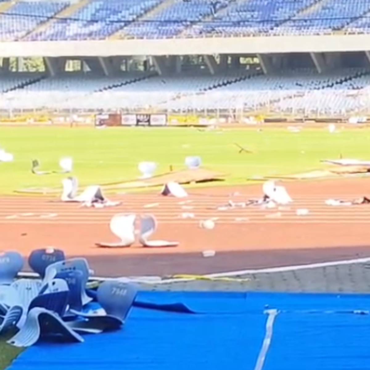 লন্ডভন্ড যুবভারতী। মুখ পুড়েছে কলকাতার। মেসিকে দেখতে এসে ক্ষোভ উগরে দিয়েছেন সাধারণ জনতা। ভেঙে ফেলা হয়েছে বাকেট সিট, ভাঙা হয়েছে খেলোয়াড়দের মাঠে বেরিয়ে আসার টানেল। নষ্ট করা হয়েছে গোল পোস্টের জাল। শুধু তাই নয়, মাঠের বাইরে থেকে তুলে নেওয়া হয়েছে গাছের টব। এই ধ্ লন্ডভন্ড যুবভারতী। মুখ পুড়েছে কলকাতার। মেসিকে দেখতে এসে ক্ষোভ উগরে দিয়েছেন সাধারণ জনতা। ভেঙে ফেলা হয়েছে বাকেট সিট, ভাঙা হয়েছে খেলোয়াড়দের মাঠে বেরিয়ে আসার টানেল। নষ্ট করা হয়েছে গোল পোস্টের জাল। শুধু তাই নয়, মাঠের বাইরে থেকে তুলে নেওয়া হয়েছে গাছের টব। এই ধ্