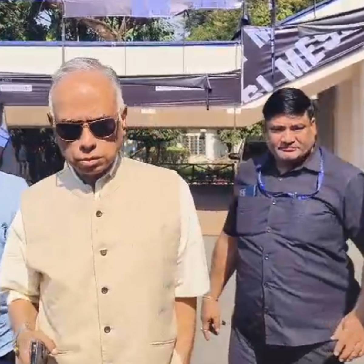 রবিবার গোটা স্টেডিয়াম পরিদর্শন করতে যান অবসরপ্রাপ্ত বিচারপতি অসীমকুমার রায়ের নেতৃত্বে তদন্ত কমিটি। রবিবার সকালেই অসীম মাঠে পৌঁছে যান। তিনি মাঠ ও গ্যালারির বেশ কিছু জায়গা ঘুরে দেখেন। তারও ভিডিওগ্রাফি হয়েছে। রবিবার গোটা স্টেডিয়াম পরিদর্শন করতে যান অবসরপ্রাপ্ত বিচারপতি অসীমকুমার রায়ের নেতৃত্বে তদন্ত কমিটি। রবিবার সকালেই অসীম মাঠে পৌঁছে যান। তিনি মাঠ ও গ্যালারির বেশ কিছু জায়গা ঘুরে দেখেন। তারও ভিডিওগ্রাফি হয়েছে।