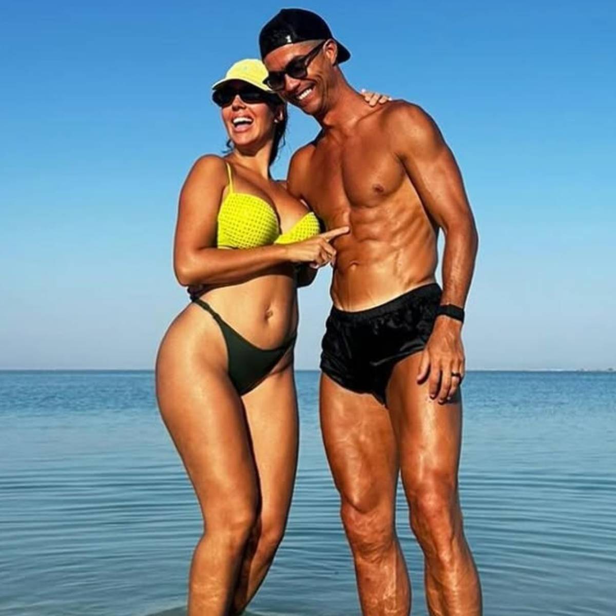 অতিথি তালিকায় বিশ্বের বহু ফুটবল তারকা, রাজনীতি–ব্যবসা–সেলিব্রিটিদের থাকার সম্ভাবনা প্রবল।চুম্বকে রোনাল্ডো–জর্জিনার রূপকথার মতো ভালবাসা এবার পরিণতি পেতে চলেছে ‘ড্রিম ওয়েডিং’-এর মাধ্যমে। অতিথি তালিকায় বিশ্বের বহু ফুটবল তারকা, রাজনীতি–ব্যবসা–সেলিব্রিটিদের থাকার সম্ভাবনা প্রবল।চুম্বকে রোনাল্ডো–জর্জিনার রূপকথার মতো ভালবাসা এবার পরিণতি পেতে চলেছে ‘ড্রিম ওয়েডিং’-এর মাধ্যমে।