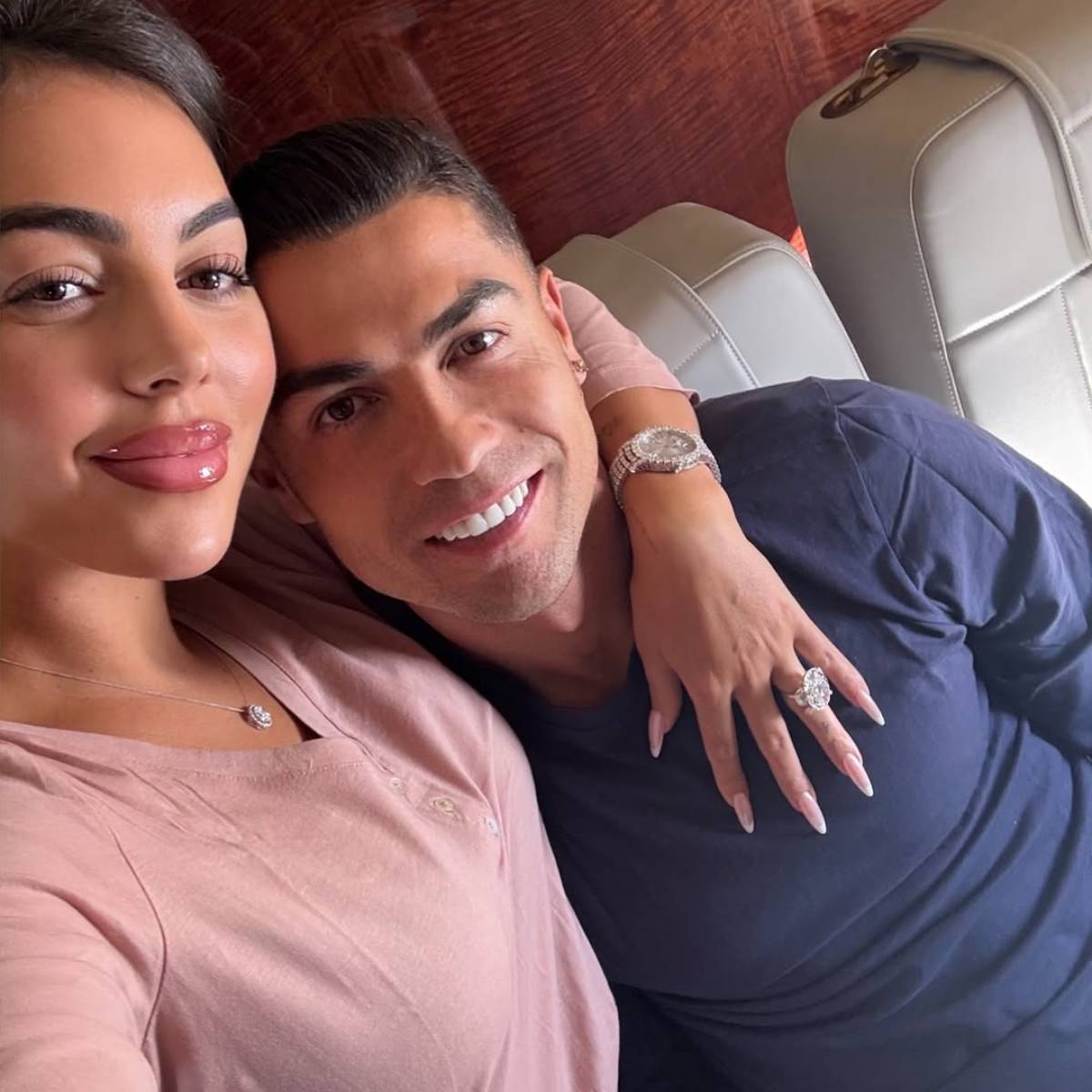 জর্জিনা রডরিগেজের সঙ্গে বিয়ে করে জীবন পূর্ণ করতে চাইছেন ক্রিশ্চিয়ানো রোনাল্ডো। পাশাপাশি তিনি আগামী বছর বিশ্বকাপ জয়ের লক্ষ্যেও তৈরি হচ্ছেন। পর্তুগালের হয়ে ইউরো কাপ জিতলেও, এখনও বিশ্বকাপ জিততে পারেননি রোনাল্ডো। তিনি কেরিয়ারের শেষ প্রান্তে এসে পৌঁছে গিয়েছেন। জর্জিনা রডরিগেজের সঙ্গে বিয়ে করে জীবন পূর্ণ করতে চাইছেন ক্রিশ্চিয়ানো রোনাল্ডো। পাশাপাশি তিনি আগামী বছর বিশ্বকাপ জয়ের লক্ষ্যেও তৈরি হচ্ছেন। পর্তুগালের হয়ে ইউরো কাপ জিতলেও, এখনও বিশ্বকাপ জিততে পারেননি রোনাল্ডো। তিনি কেরিয়ারের শেষ প্রান্তে এসে পৌঁছে গিয়েছেন।