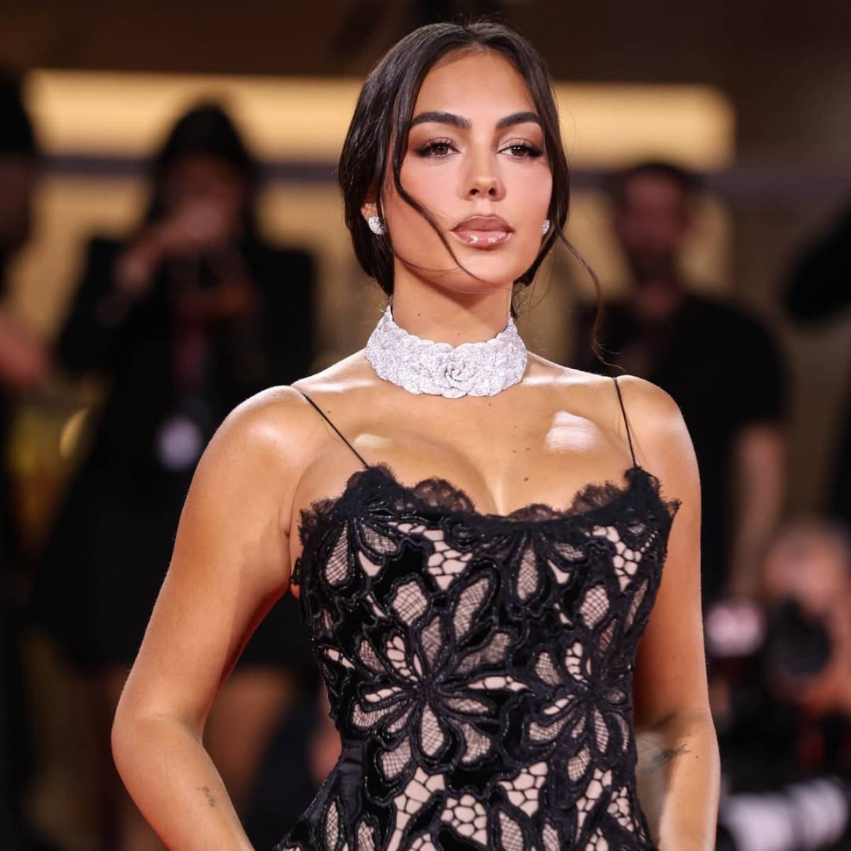 সম্প্রতি পিয়ার্স মরগানের সঙ্গে এক সাক্ষাৎকারে রোনাল্ডো প্রোপজ করার ঘটনা জানিয়েছেন। তিনি বলেন, 'জর্জিনা সবসময়ই একটা সুন্দর আংটি চেয়েছিল। অবশেষে আমি তা খুঁজে পেয়েছি ও এটা পছন্দ করেছে।' রোনাল্ডো আরও বলেন, 'তার মেয়েদেরও এই সিদ্ধান্তে গুরুত্বপূর্ণ ভূমিকা ছিল। সম্প্রতি পিয়ার্স মরগানের সঙ্গে এক সাক্ষাৎকারে রোনাল্ডো প্রোপজ করার ঘটনা জানিয়েছেন। তিনি বলেন, 'জর্জিনা সবসময়ই একটা সুন্দর আংটি চেয়েছিল। অবশেষে আমি তা খুঁজে পেয়েছি ও এটা পছন্দ করেছে।' রোনাল্ডো আরও বলেন, 'তার মেয়েদেরও এই সিদ্ধান্তে গুরুত্বপূর্ণ ভূমিকা ছিল।