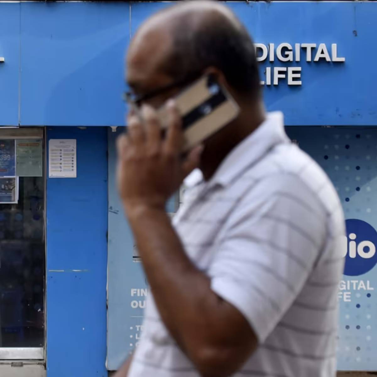 ডেটা সীমা শেষ হওয়ার পরে, ব্যবহারকারীরা 64Kbps গতি পাবেন এবং JioTV এবং JioAICloud-এ অ্যাক্সেসও পাবেন। ডেটা সীমা শেষ হওয়ার পরে, ব্যবহারকারীরা 64Kbps গতি পাবেন এবং JioTV এবং JioAICloud-এ অ্যাক্সেসও পাবেন।