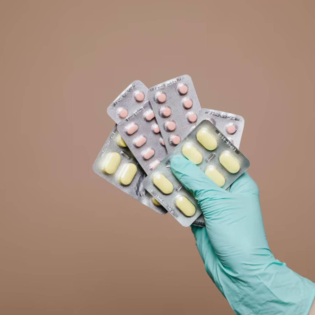 ভেষজ সম্পূরকগুলি প্রাকৃতিক মনে হতে পারে, কিন্তু অনেকের মধ্যে সীসা এবং পারদের মতো ভারী ধাতু থাকে, যা কিডনিতে জমা হতে পারে এবং গুরুতর ক্ষতি করতে পারে। অতএব, এগুলিও এড়ানো উচিত। ভেষজ সম্পূরকগুলি প্রাকৃতিক মনে হতে পারে, কিন্তু অনেকের মধ্যে সীসা এবং পারদের মতো ভারী ধাতু থাকে, যা কিডনিতে জমা হতে পারে এবং গুরুতর ক্ষতি করতে পারে। অতএব, এগুলিও এড়ানো উচিত।