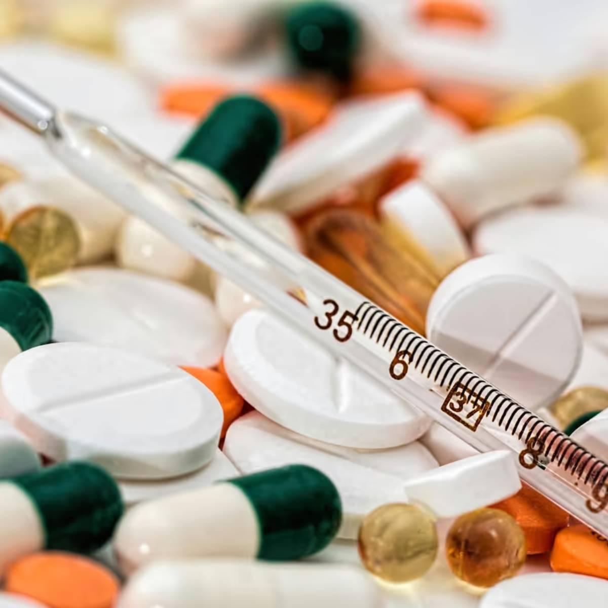 ব্যথা থেকে মুক্তি পেতে শারীরিক থেরাপি, স্ট্রেচিং এবং অন্যান্য কম ক্ষতিকারক বিকল্পগুলি বেছে নেওয়া নিরাপদ, তবে লোকেরা এগুলি এড়িয়ে ওষুধ খাওয়া শুরু করে। ব্যথা থেকে মুক্তি পেতে শারীরিক থেরাপি, স্ট্রেচিং এবং অন্যান্য কম ক্ষতিকারক বিকল্পগুলি বেছে নেওয়া নিরাপদ, তবে লোকেরা এগুলি এড়িয়ে ওষুধ খাওয়া শুরু করে।