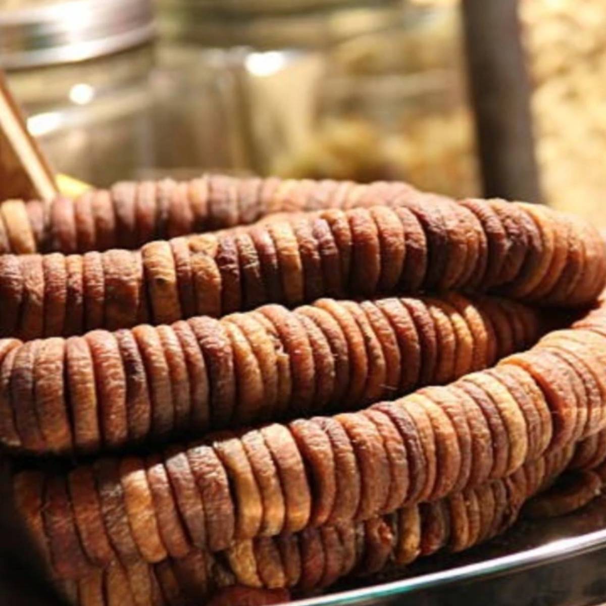 তবে মনে রাখবেন যে হাড়ের শক্তির জন্য, আপনার ভিটামিন, খনিজ এবং অন্যান্য পুষ্টিগুণ সমৃদ্ধ খাবার খাওয়া উচিত, পাশাপাশি প্রতিদিন কিছু ধরণের ব্যায়াম করা উচিত।