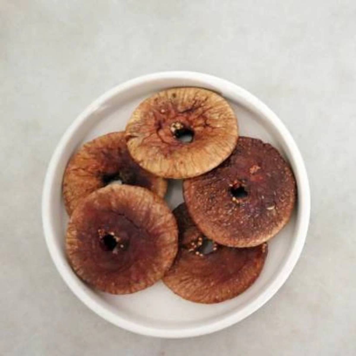 এছড়াও, ডুমুরে প্রচুর পরিমাণে অ্যান্টিঅক্সিডেন্ট এবং ফাইবার থাকে, যা স্বাস্থ্যকর পাচনতন্ত্র বজায় রেখে সুস্থ স্বড় বজায় রাখতে অবদন রাখে। সুষম খাদ্য এবং শারীরিক ক্রিয়াকলাপের সঙ্গে আপনার জীবনযাত্রায় ডুমুর অন্তর্ভুক্ত করলে, আপনি হাড়ের শক্তি সহ অসংখ্য স্বাস্থ্য 