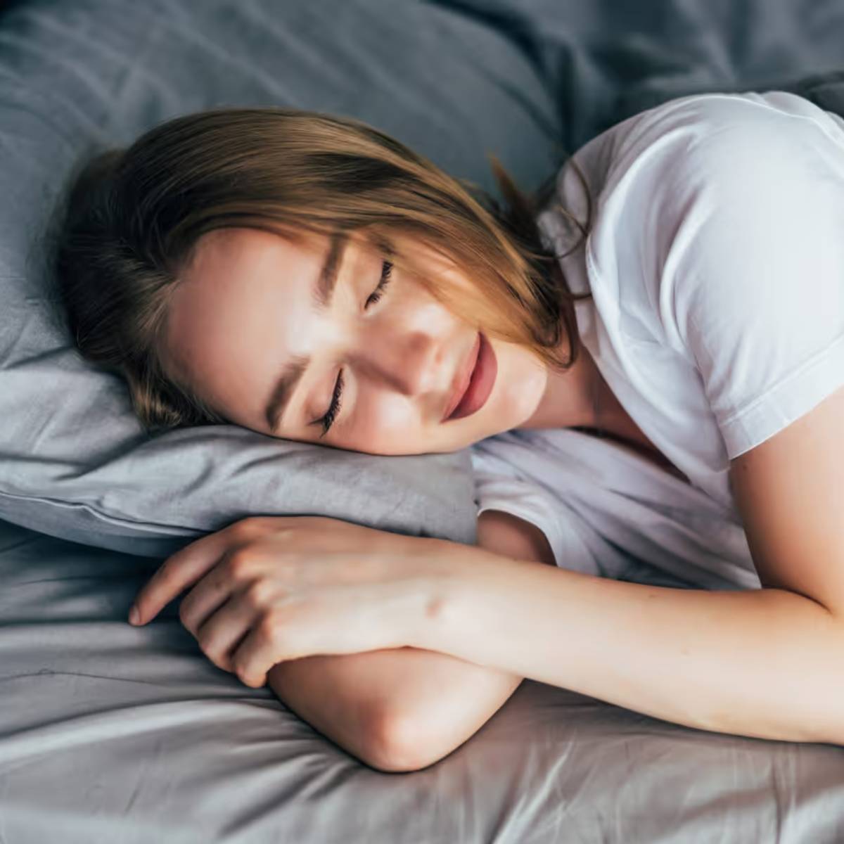 ওজন কমানোর জন্য ৭-৮ ঘন্টা ঘুম অপরিহার্য। ঘুমের অভাব হরমোনের ভারসাম্যহীনতা সৃষ্টি করে, যা ক্ষুধা বাড়ায়, যার ফলে ওজন বৃদ্ধি পায়।