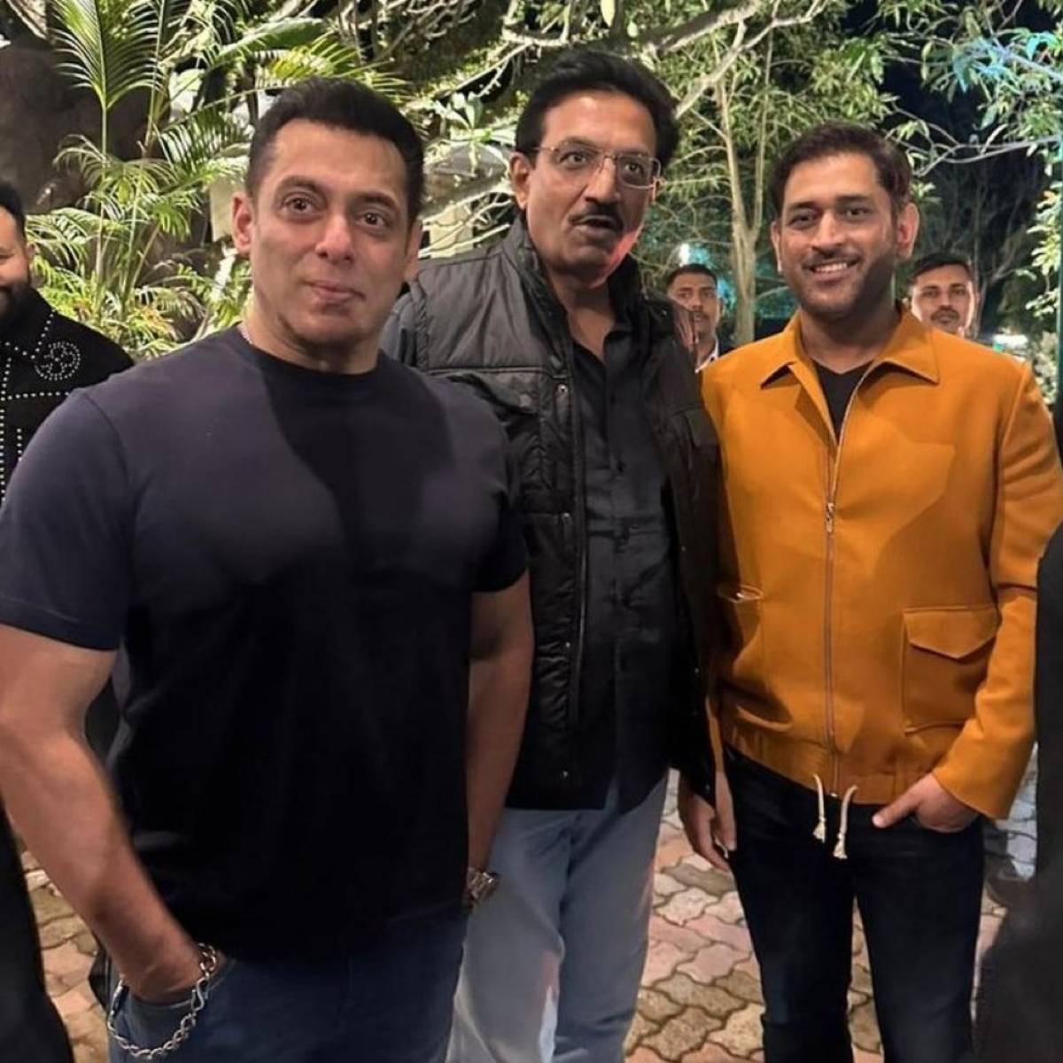 দুই তারকার অনুরাগীরা এই ছবিকে ‘এক ফ্রেমে দুই রাজা’ বলে ব্যাখ্যা করছেন। তবে সলমনের জন্মদিনে ধোনির উপস্থিতি এই প্রথম নয়। মুম্বই শহরে থাকলে, সলমনের প্রতিটি জন্মদিনেই উপস্থিত থাকেন ধোনি। 