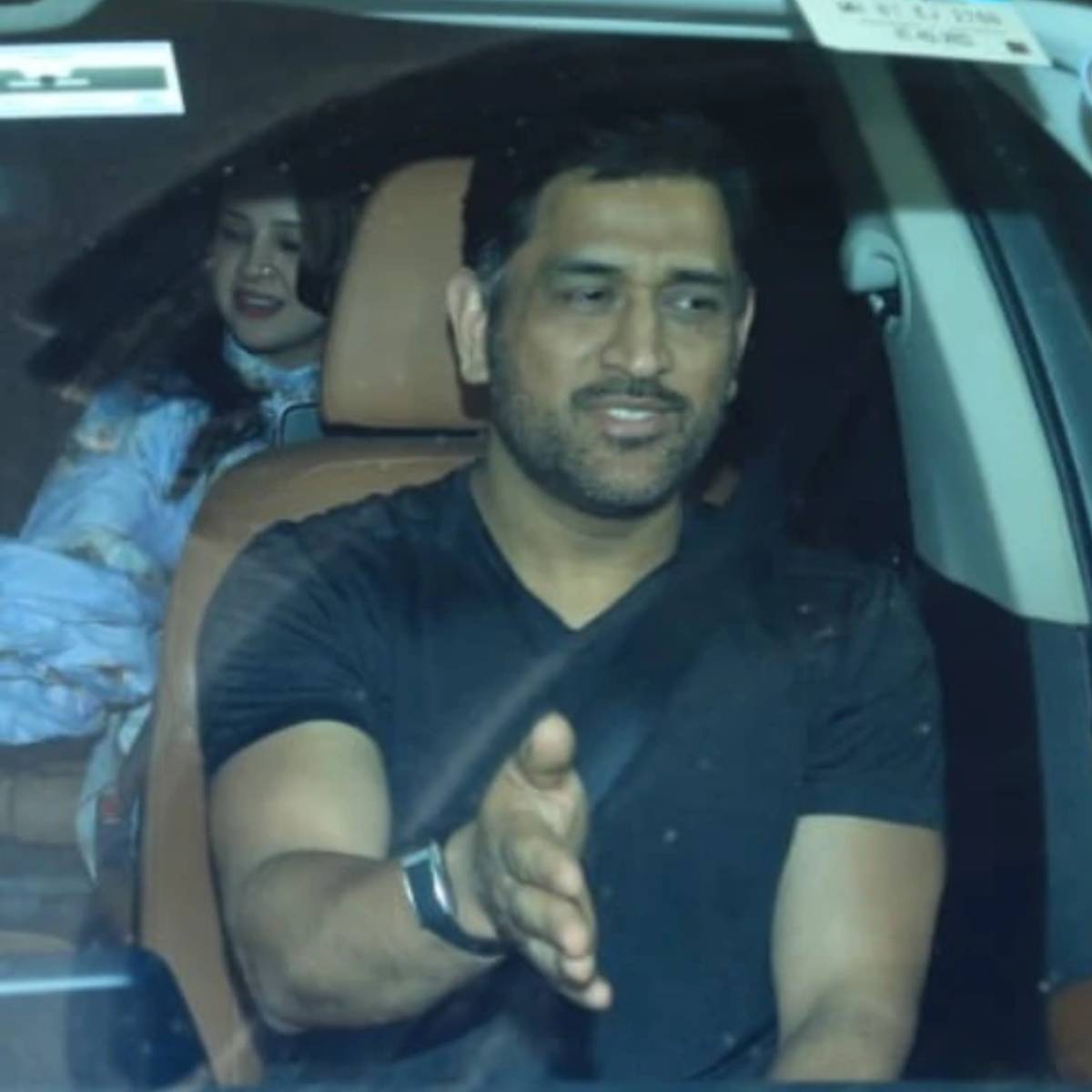 আজ ৬০ বছরে পা দিলেন বলিউডের ‘সুলতান’ সলমন খান। পনভেলের ফার্মহাউসে তাঁর গ্র্যান্ড বার্থডে সেলিব্রেশনে সবথেকে বড় চমক হয়ে ধরা দিলেন মহেন্দ্র সিং ধোনি।