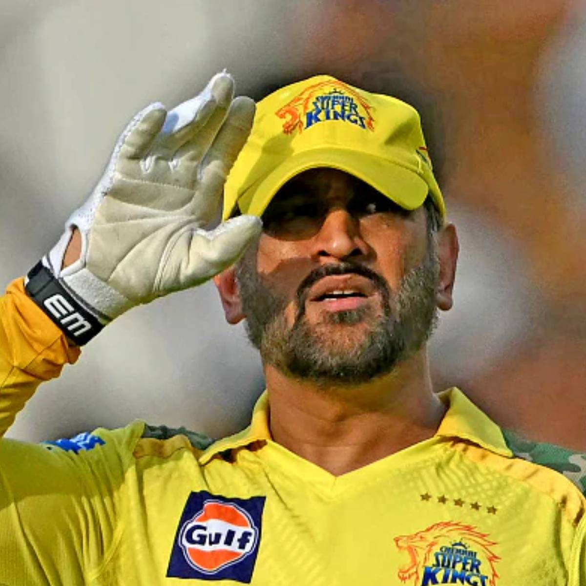 বলিউডের সঙ্গে বরাবরই বিশেষ সম্পর্ক রয়েছে ধোনির। বহু তারকাদের সঙ্গেই তাঁর ওঠাবসা। এমনকী, ধোনির প্রযোজক সংস্থাও একের পর বলিউডের ছবিতে অর্থ বিনিয়োগ করে। যার ফলে ধোনির বলি কানেকশন বেশ শক্তপোক্ত।