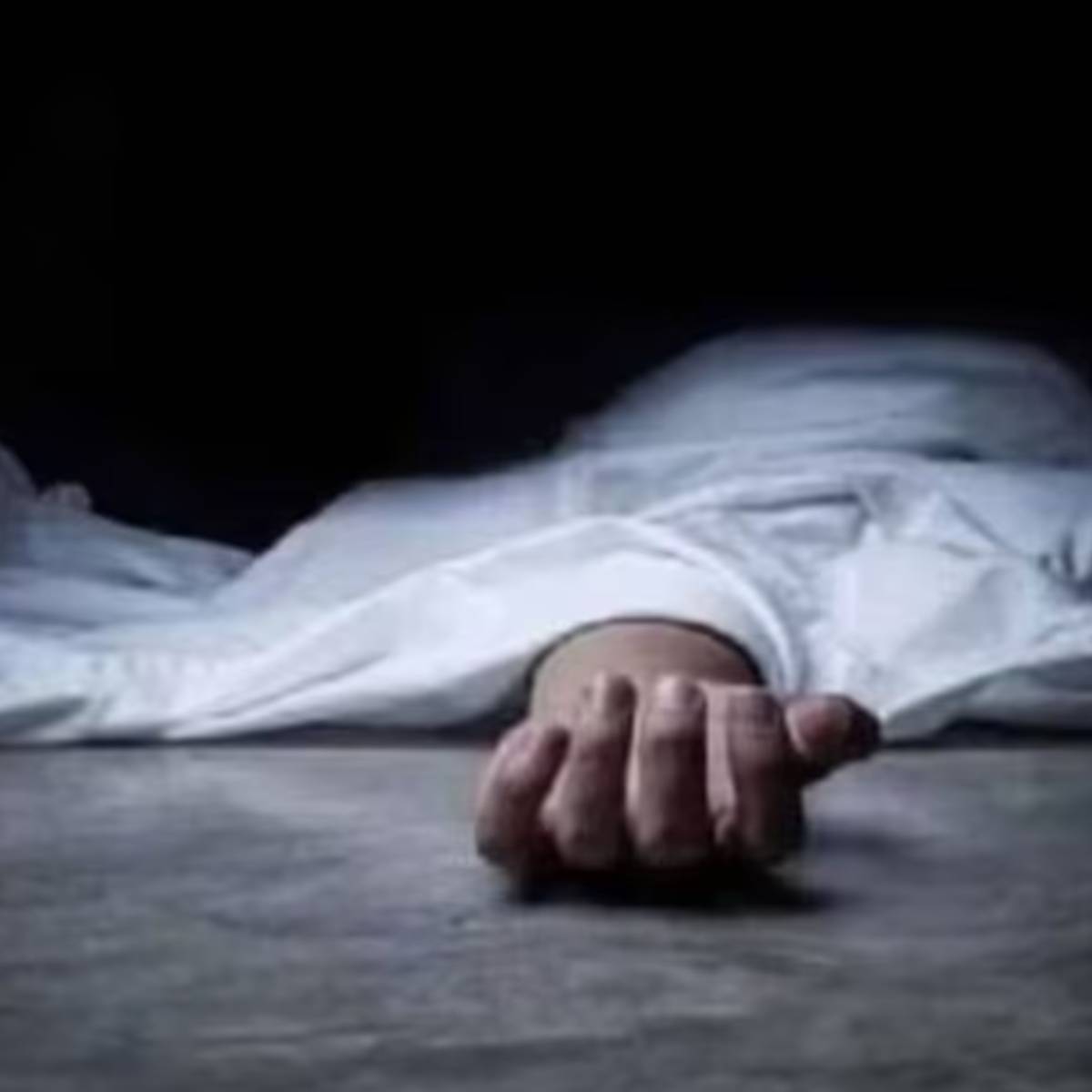 তিনি জল গরম করার জন্য একটা ইমারশান রড ব্যবহার করছিলেন এবং তীব্র বৈদ্যুতিক শক পান।