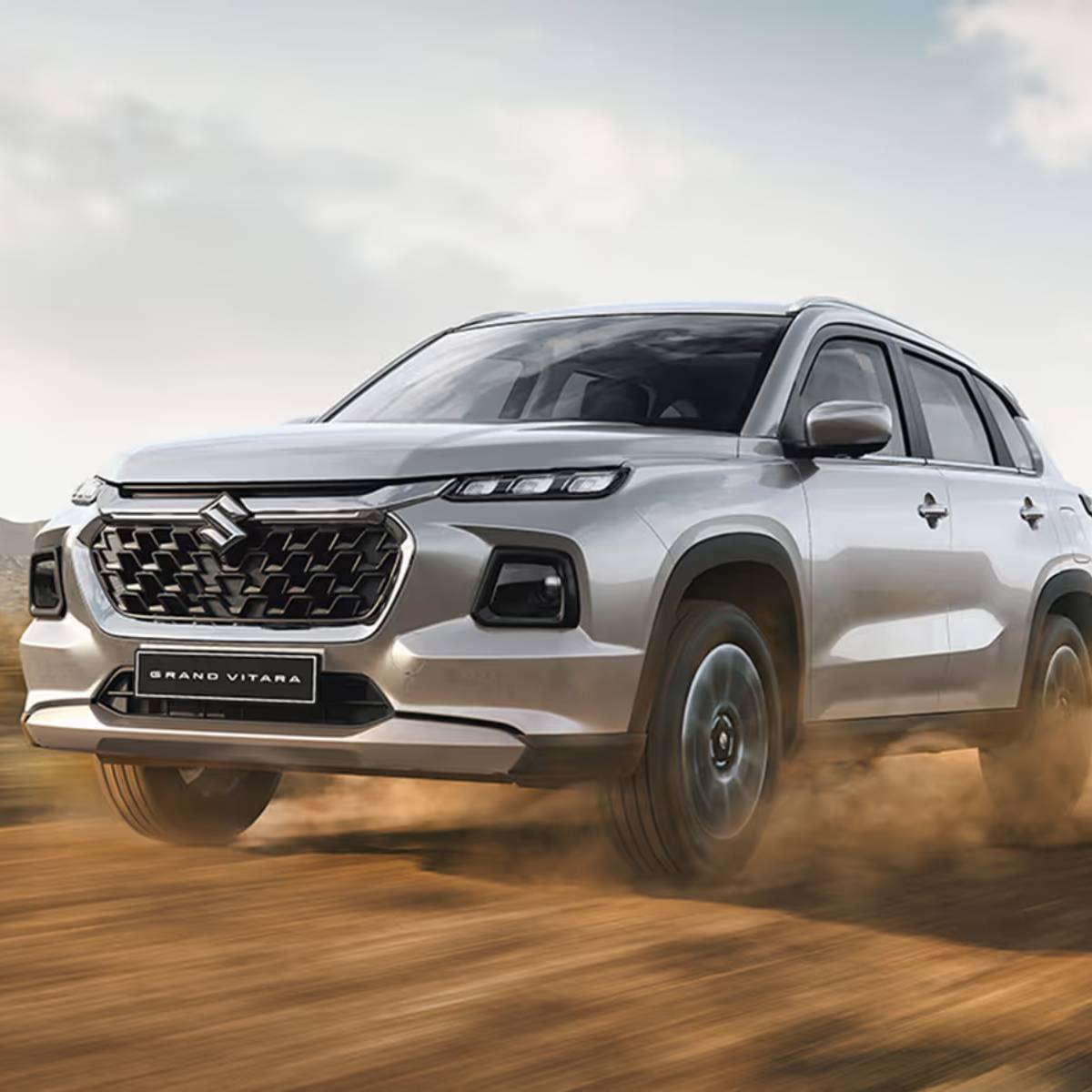 মারুতি গ্র্যান্ড ভিটারার সিএনজি ভেরিয়েন্টটি ১.৫-লিটার ন্যাচারালি অ্যাসপিরেটেড পেট্রোল ইঞ্জিন দ্বারা চালিত এবং ২৬.৬ কিমি/কেজি জ্বালানি দক্ষতা প্রদান করে।