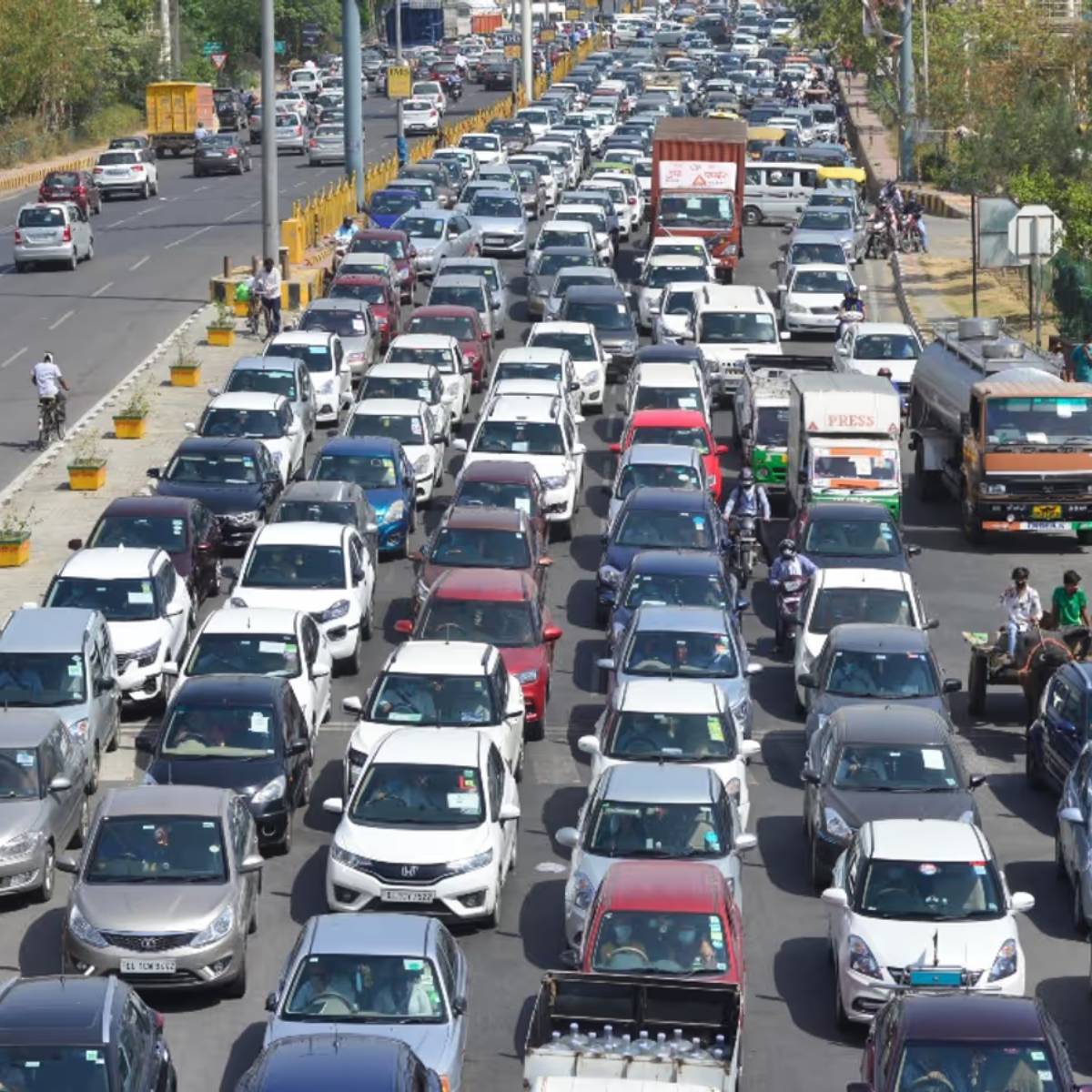সিএনজি গাড়িকেই সেরা বিকল্প হিসেবে ধরে নেওয়া যেতে পারে। সৌভাগ্যবশত, বাজারের প্রবণতার সঙ্গে তাল মিলিয়ে, এসইউভি গুলি এখন সিএনজিতেও পাওয়া যাচ্ছে।