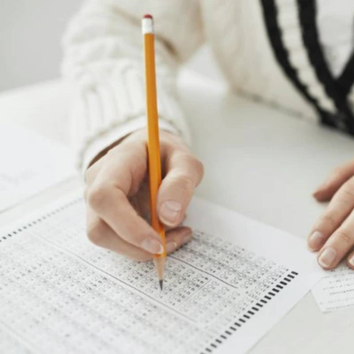 উত্তর লেখার আগে পরিকল্পনা করুন। আপনার মনের মূল বিষয়গুলি চিহ্নিত করুন এবং সেগুলিকে সঠিক ক্রমে সাজান। এটি স্পষ্ট এবং সামঞ্জস্যপূর্ণ উত্তর নিশ্চিত করবে, পুনরাবৃত্তির প্রয়োজন দূর করবে।