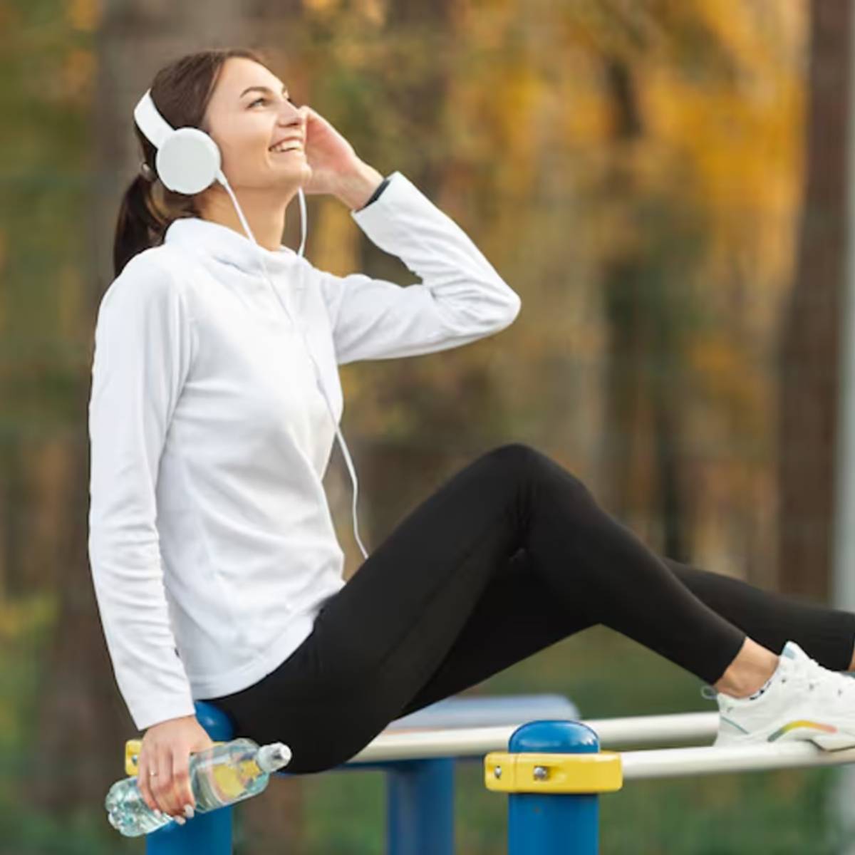 এমনকি যদি আপনি ঘরের ভিতরে থাকেন, তবুও UV রশ্মি এবং নীল আলো থেকে নিজেকে রক্ষা করার জন্য সানস্ক্রিন লাগান। এমনকি যদি আপনি ঘরের ভিতরে থাকেন, তবুও UV রশ্মি এবং নীল আলো থেকে নিজেকে রক্ষা করার জন্য সানস্ক্রিন লাগান।