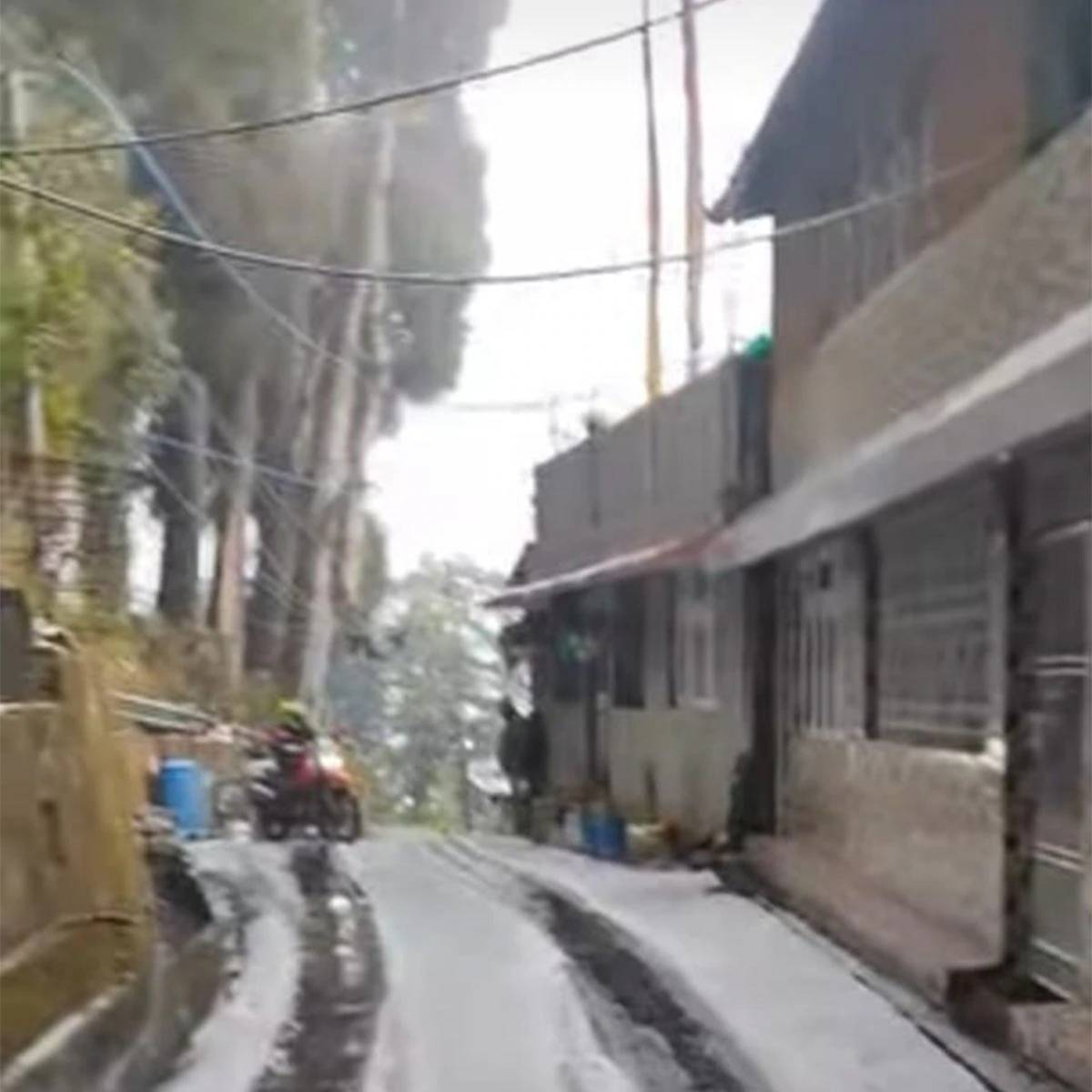 দার্জিলিঙে সোমবার সর্বনিম্ন তাপমাত্রা হয়েছিল ৫.৪, গোটা রাজো এটাই সবচেয়ে কম। এ ছাড়া, আলিপুরদুয়ারে ৯ ডিগ্রিতে নেমেছিল পারদ।