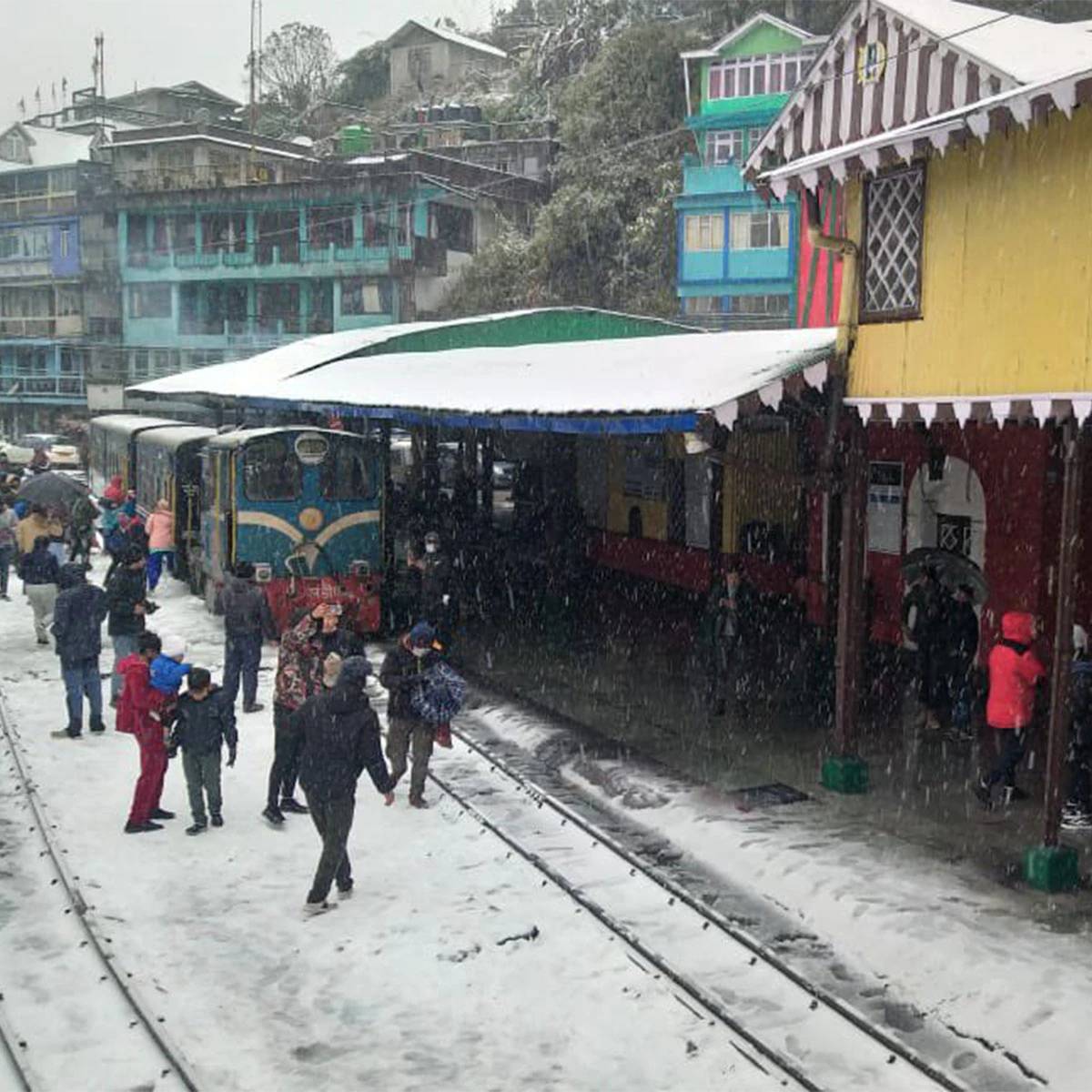 পার্বত্য এলাকা এবং ওপরের দিকের পাঁচ জেলাতে তাপমাত্রা ১০ থেকে ১৩ ডিগ্রি সেলসিয়াস এর মধ্যে থাকবো মালদা ও সংলগ্ন জেলাতে অর্থাৎ উত্তরবঙ্গের নিচের দিকে ১২ থেকে ১৪ ডিগ্রি সেলসিয়াস এর মধ্যে থাকবে তাপমাত্রা।