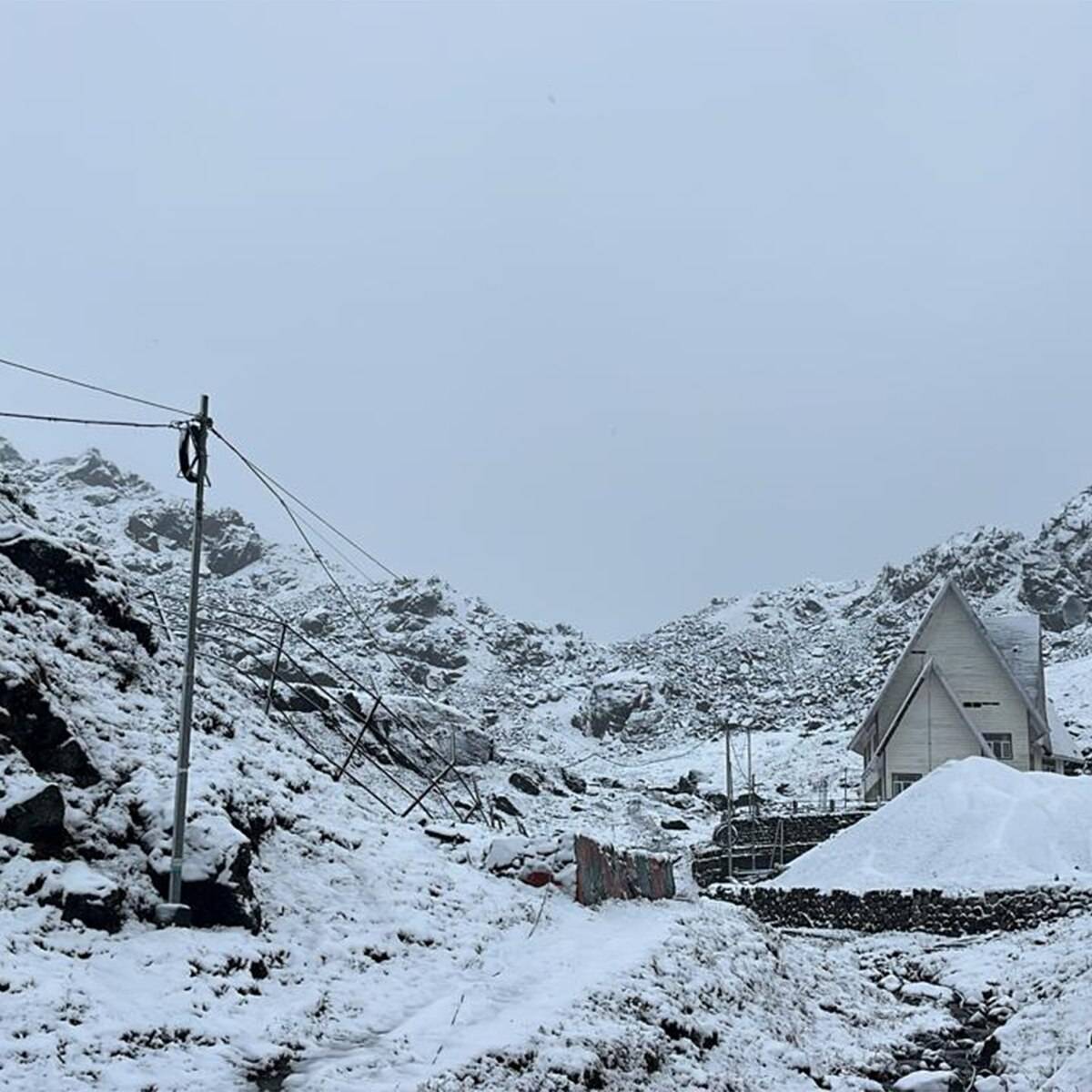 দৃশ্যমানতা ৫০ মিটারের কাছাকাছি নেমে আসতে পারে। কালিম্পং, জলপাইগুড়ি, আলিপুরদুয়ার, দক্ষিণ দিনাজপুর এবং মালদাতেও বিক্ষিপ্তভাবে ঘন কুয়াশা। দৃশ্যমানতা ২০০ মিটারের কাছাকাছি নেমে আসতে পারে।