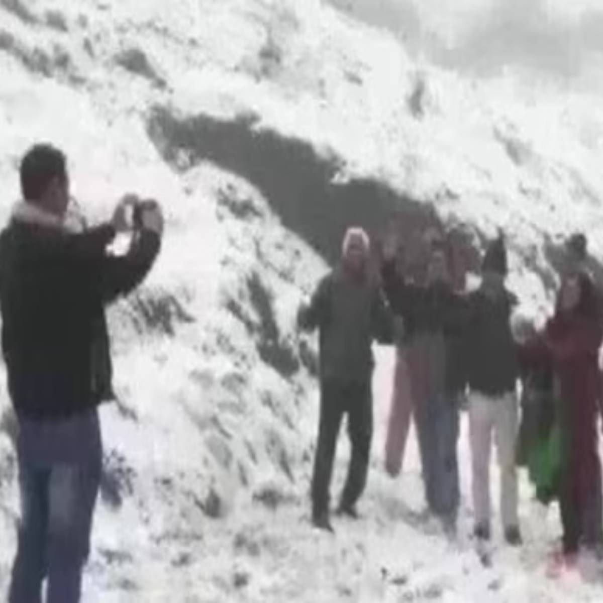 ঘন কুয়াশার সতর্কবার্তা রয়েছে উত্তরবঙ্গের জেলাগুলিতে। আজ ও কাল পার্বত্য এলাকা সহ কয়েকটি জেলায় ঘন কুয়াশা থাকবে কিছু এলাকায়। দার্জিলিং, উত্তর দিনাজপুর, কোচবিহারে ঘন কুয়াশার সতর্কবার্তা রয়েছে বেশিরভাগ জায়গায়।