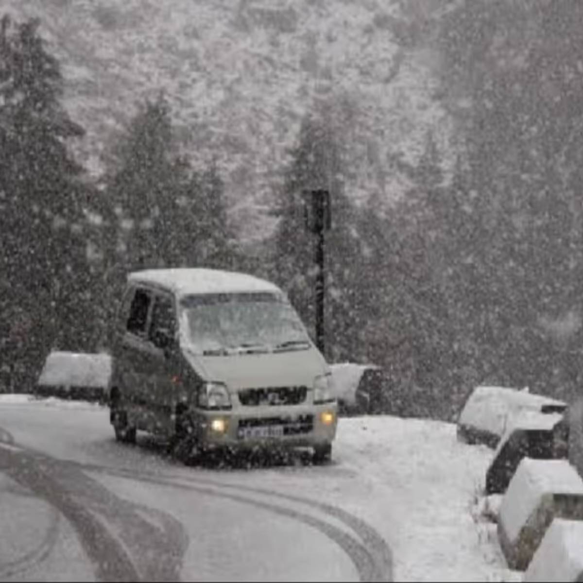 একইসঙ্গে উত্তরবঙ্গের একাধিক জেলায় ঘন কুয়াশার সতর্কবার্তাও জারি করা হয়েছে। এদিকে দক্ষিণবঙ্গে বর্ষশেষের দিনগুলি শীতের আমেজেই কাটবে। নববর্ষে শুরুতে সামান্য বাড়তে পারে তাপমাত্রা।