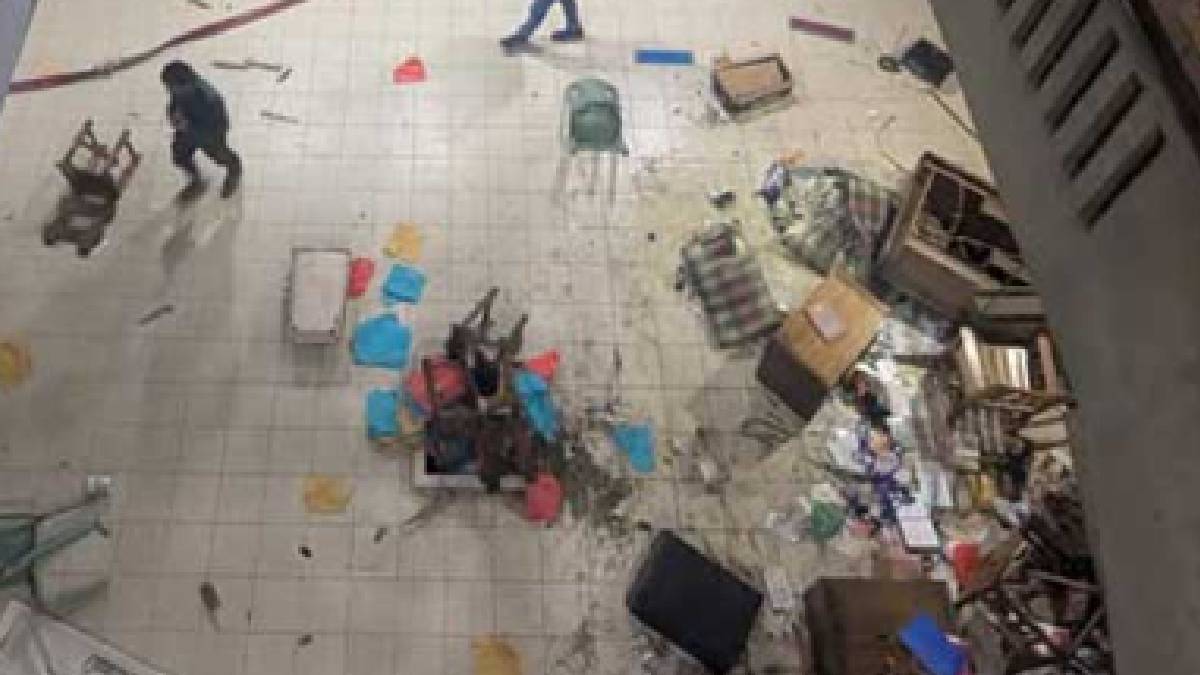 টেবিল, চেয়ার ভেঙে গুড়িয়ে দেওয়া হয় টেবিল, চেয়ার ভেঙে গুড়িয়ে দেওয়া হয়