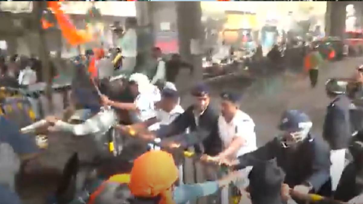 সেখানে পৌঁছে যাওয়ার আগেই পুলিশ তাদের আটকে দেয়