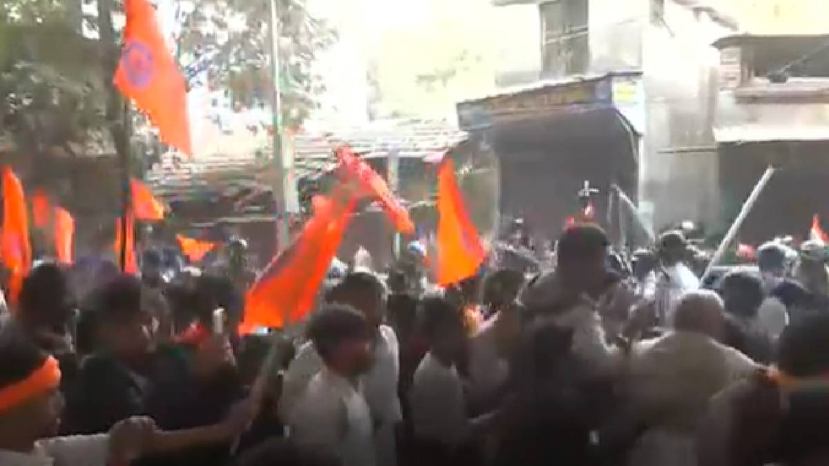 বিক্ষোভরত মানুষজন দু'টি ব্যারিকেড ভেঙে ফেলে