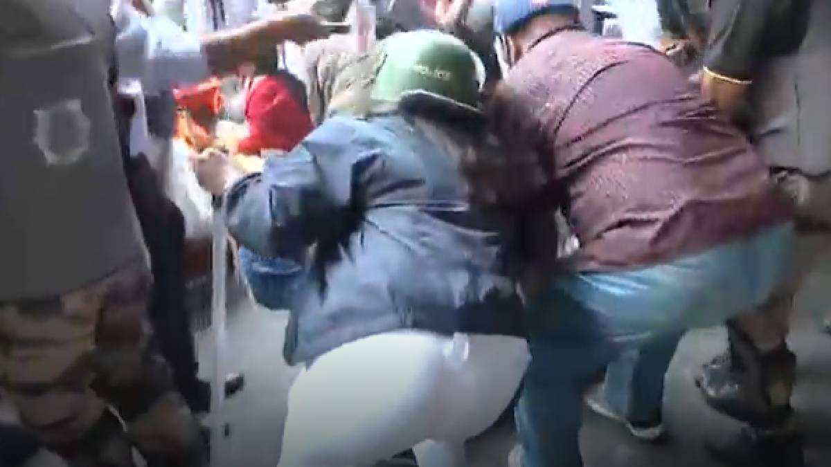 বিক্ষোভকারীর একাংশকে চ্যাংদোলা করে সরিয়ে করে দেওয়া হয়