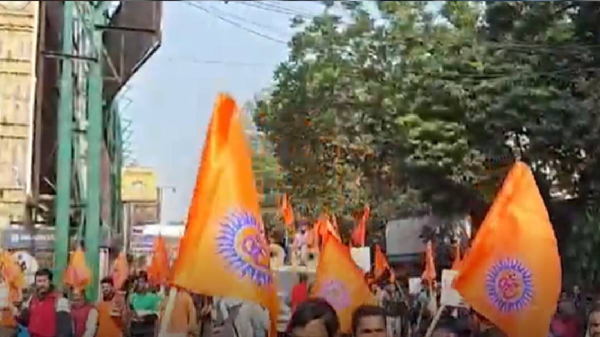 সেখানে স্লোগান দিতে শুরু করে বিক্ষোভকারীরা