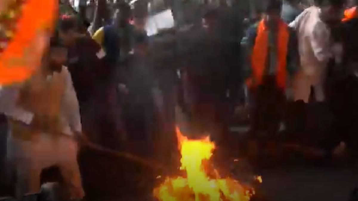 সেখানে পোড়ানো হয় কুশপুতুল