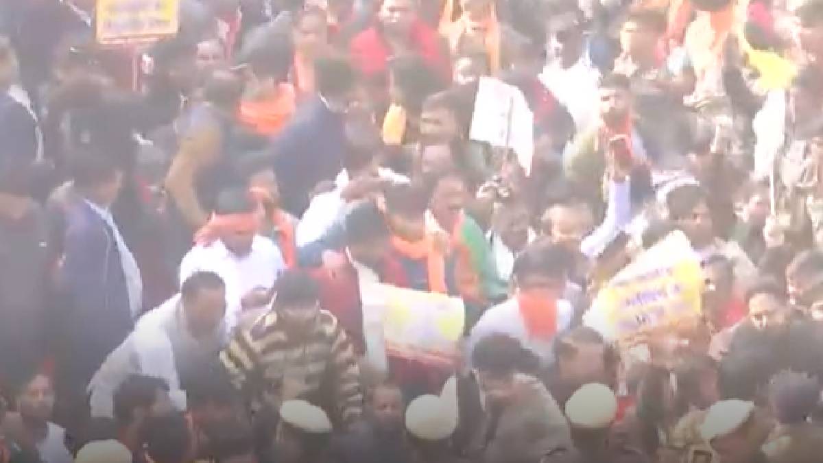 প্রতিবাদ দেখাতে থাকে বিভিন্ন হিন্দু সংগঠন