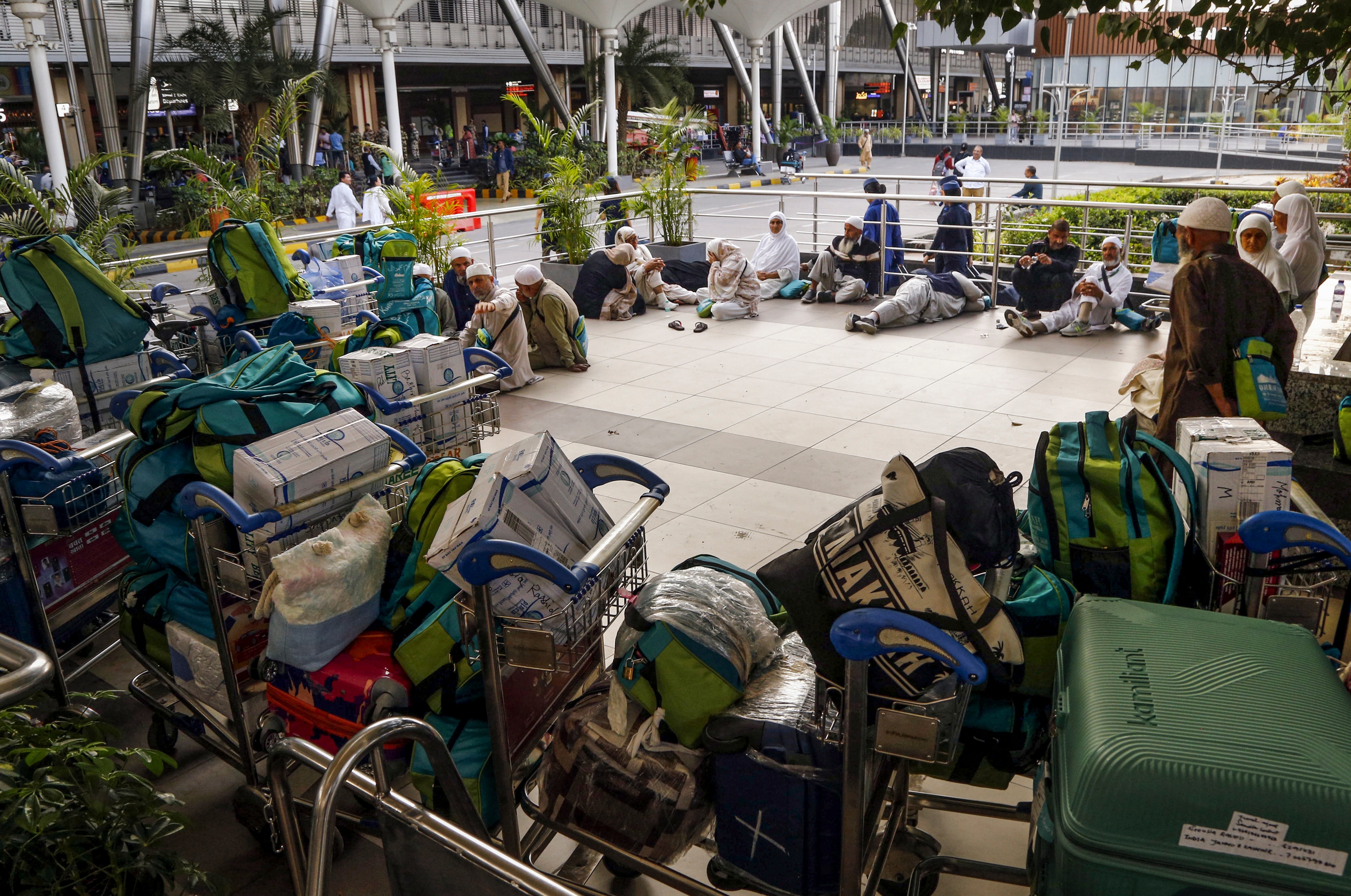  সকালেই প্রায় ৩০০ বিমান বাতিল