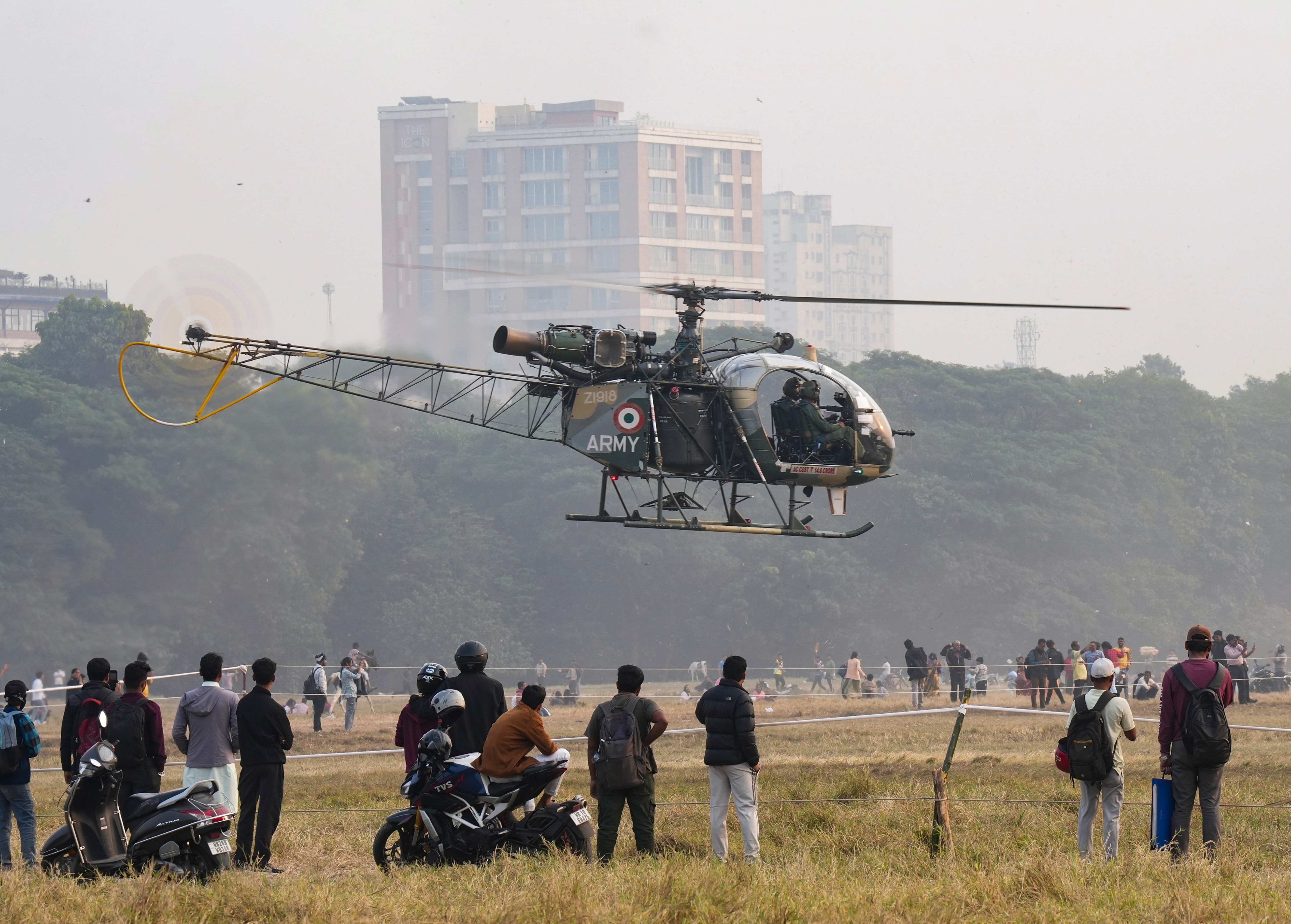 গড়ের মাঠে সেনা হেলিকপ্টার উড়ল গড়ের মাঠে সেনা হেলিকপ্টার উড়ল