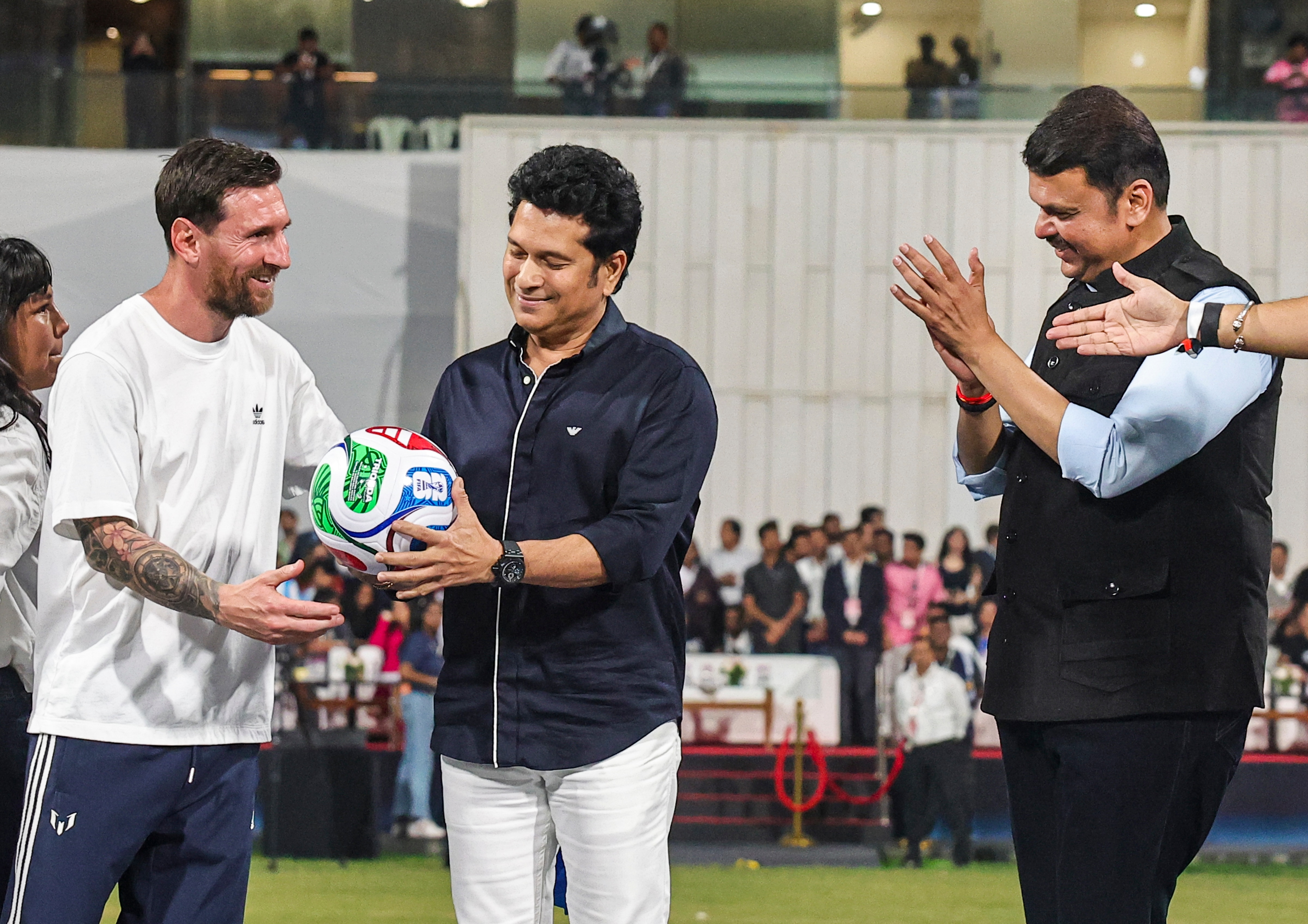 ওয়াংখেড়েতে মেসি হয়ে উঠলেন ভক্তের ভগবান ওয়াংখেড়েতে মেসি হয়ে উঠলেন ভক্তের ভগবান