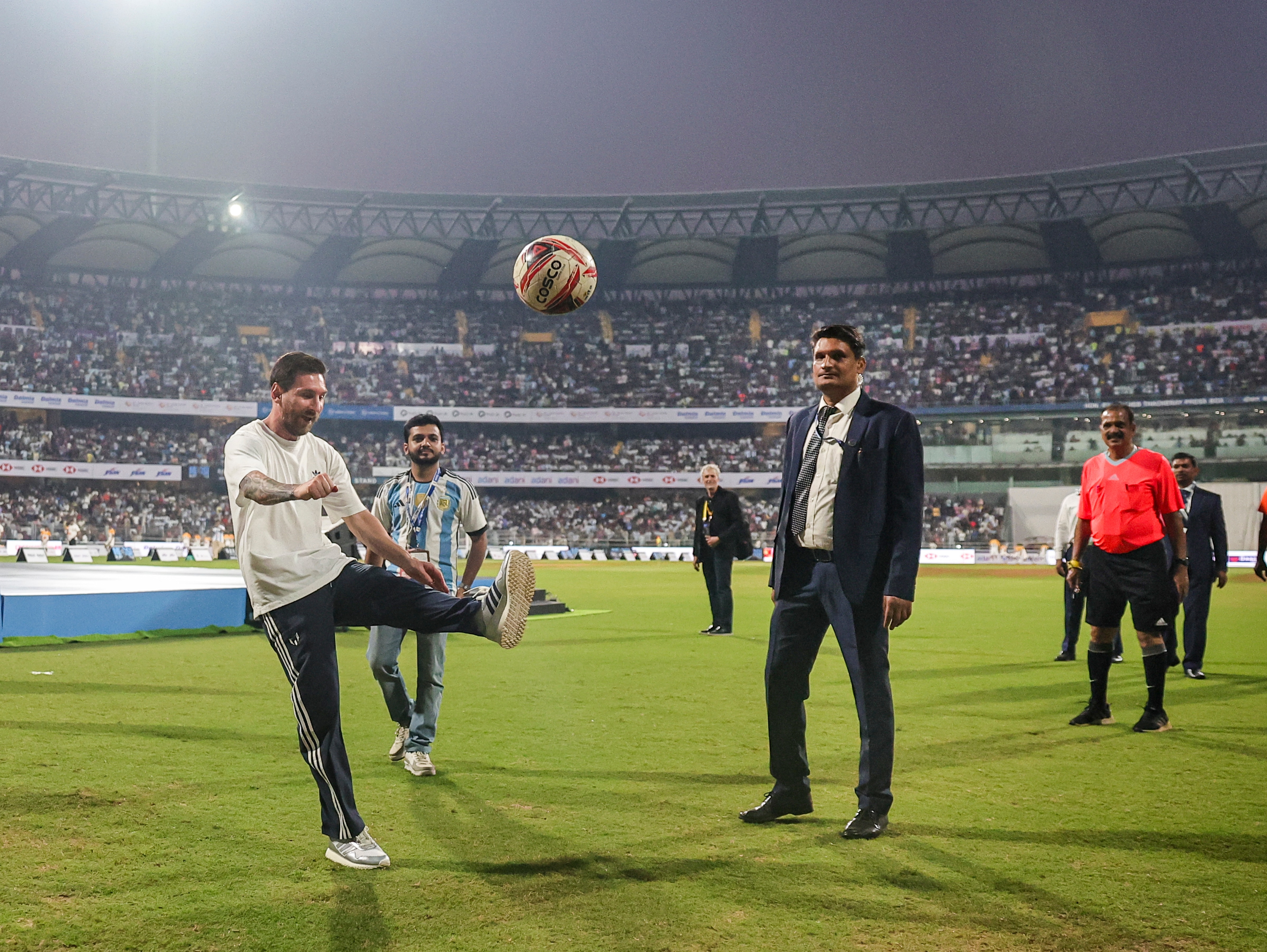 শুধু 'মেসি...মেসি' চিত্কার শুধু 'মেসি...মেসি' চিত্কার