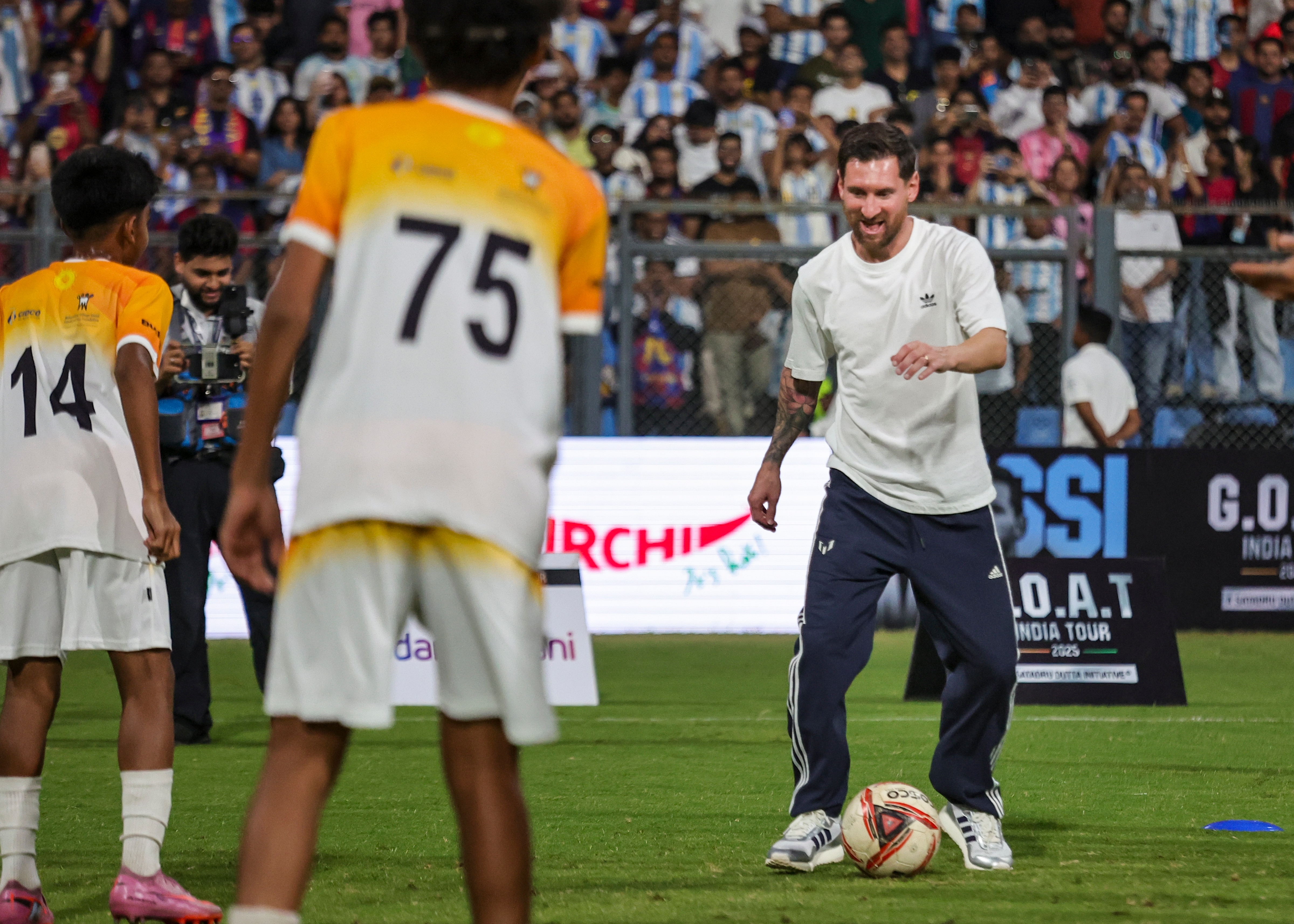 হাজির হন বিশ্ব ক্রিকেটের আইকন সচিন হাজির হন বিশ্ব ক্রিকেটের আইকন সচিন