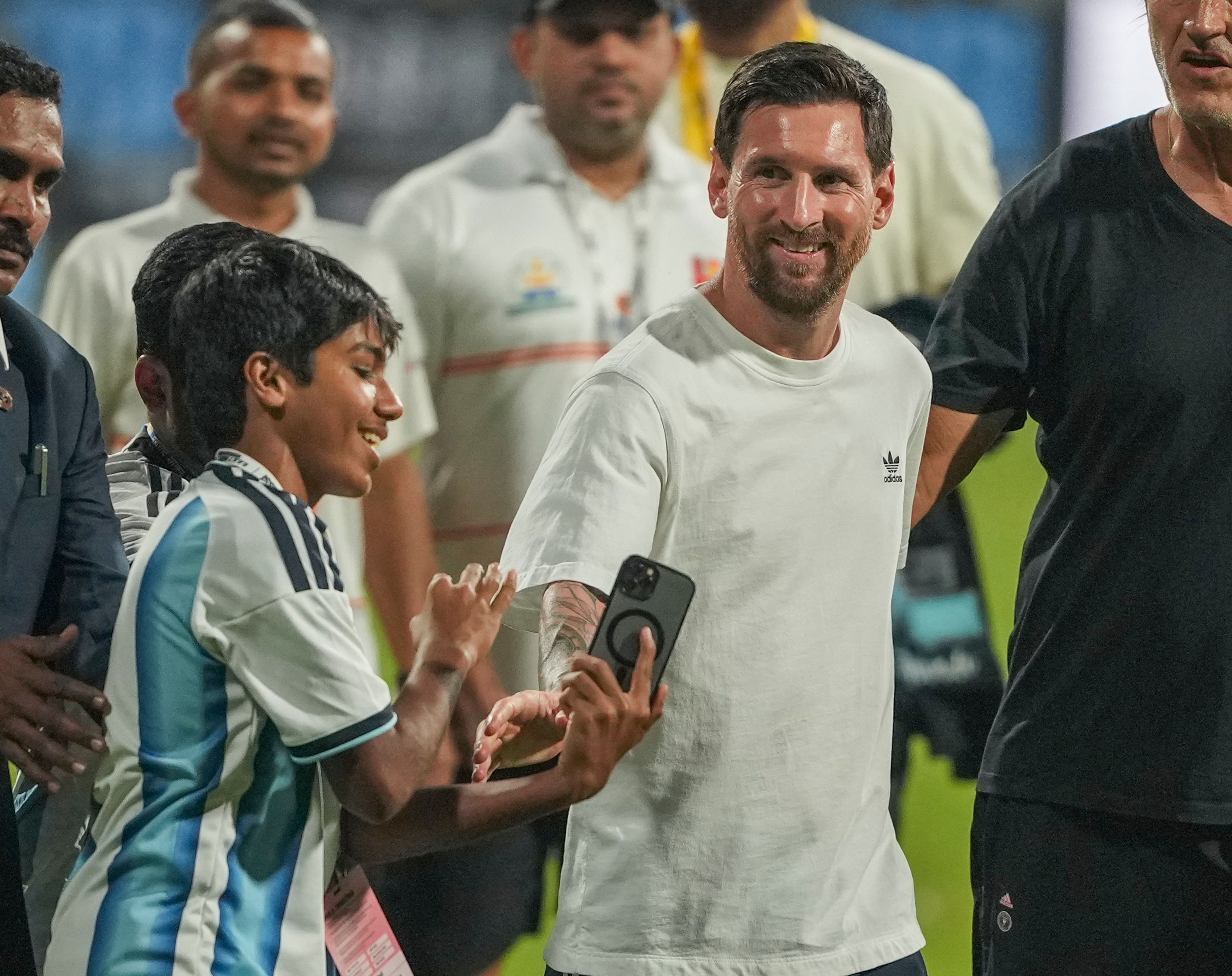 মেসির জন্য পাতা হয়েছিল লাল কার্পেট মেসির জন্য পাতা হয়েছিল লাল কার্পেট