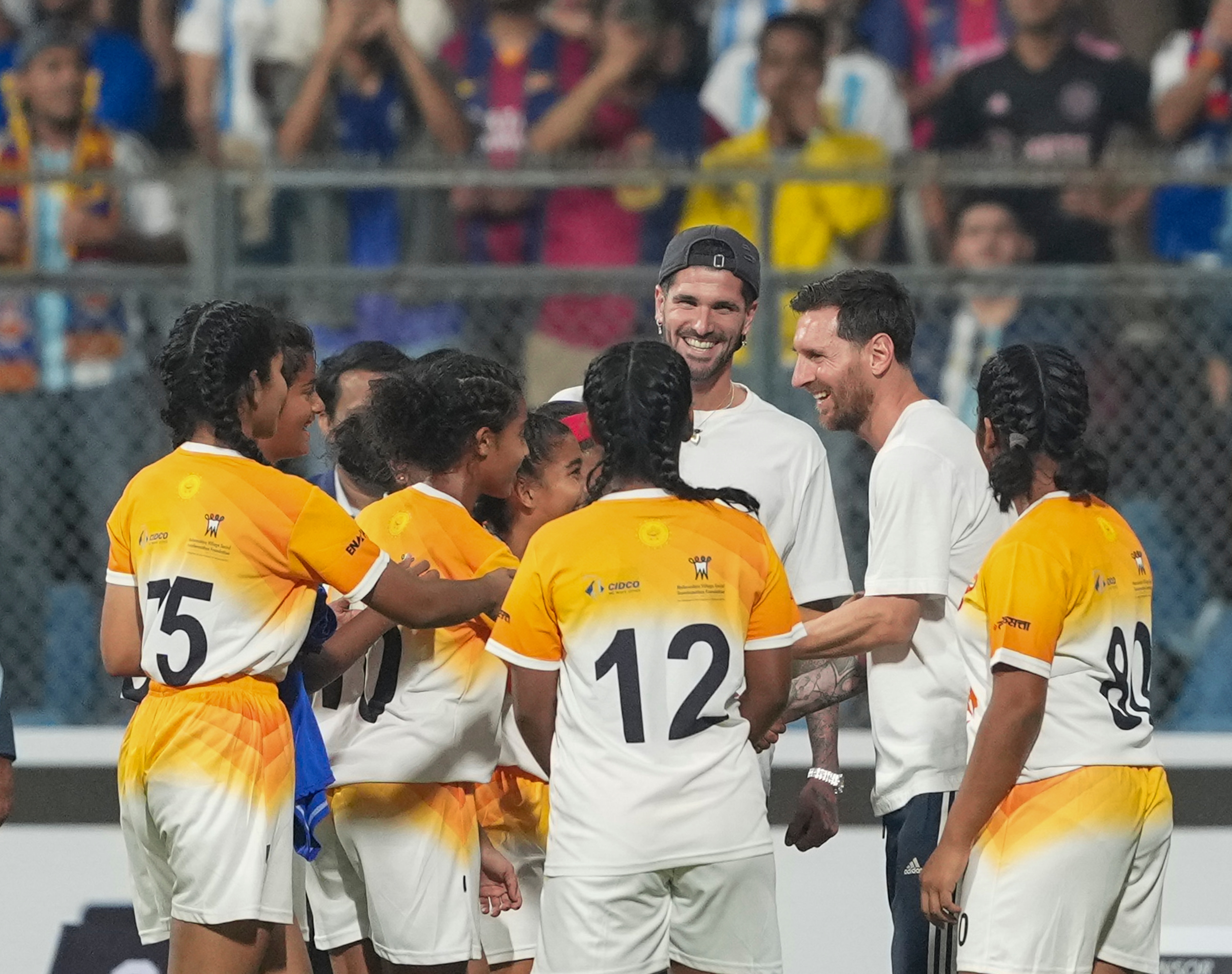 শট মারলেন স্টেডিয়ামে ভক্তদের উদ্দেশ্যে শট মারলেন স্টেডিয়ামে ভক্তদের উদ্দেশ্যে