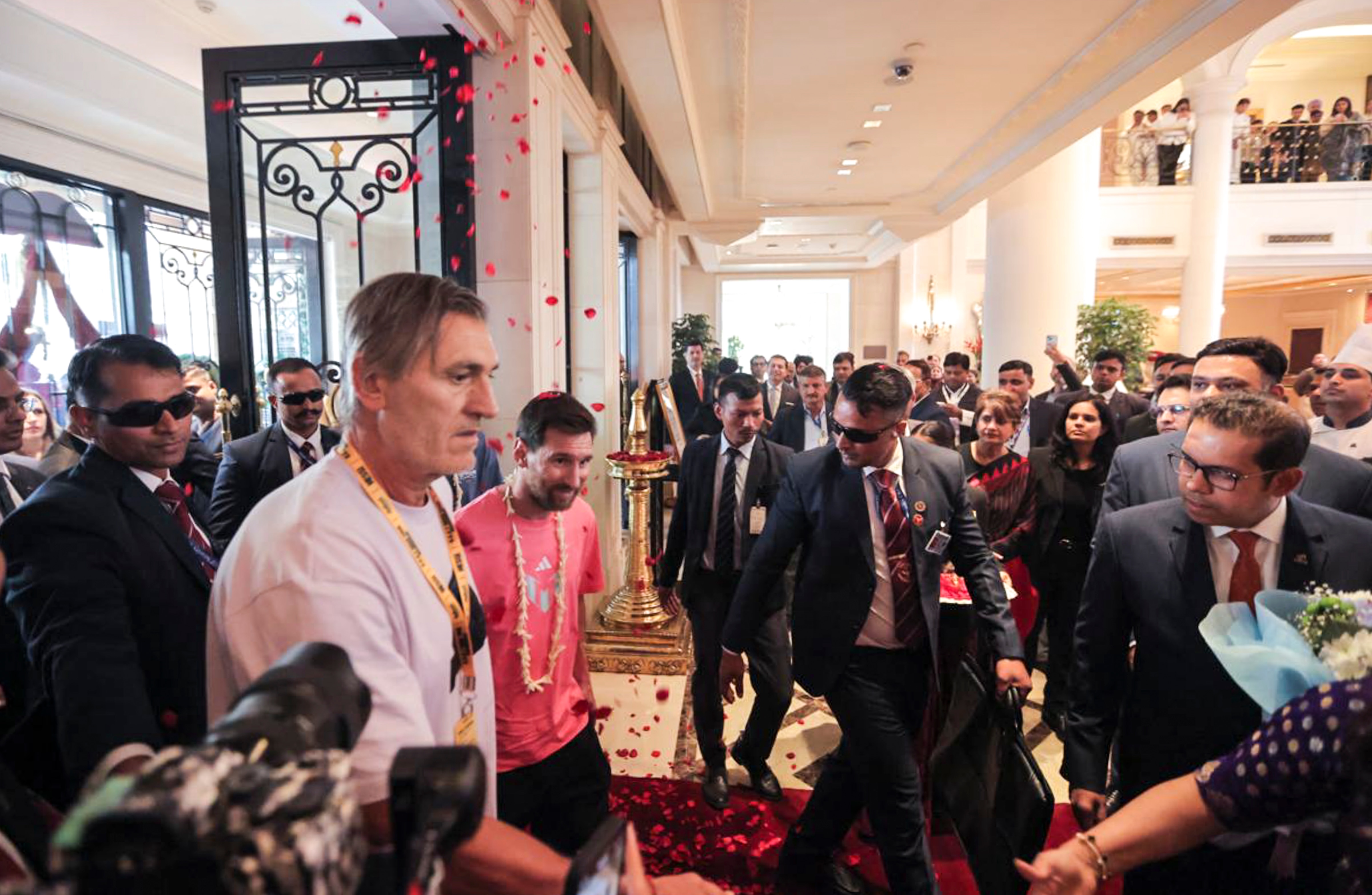  অনন্ত আম্বানির নানা উদ্যোগ মন দিয়ে শুনলেন