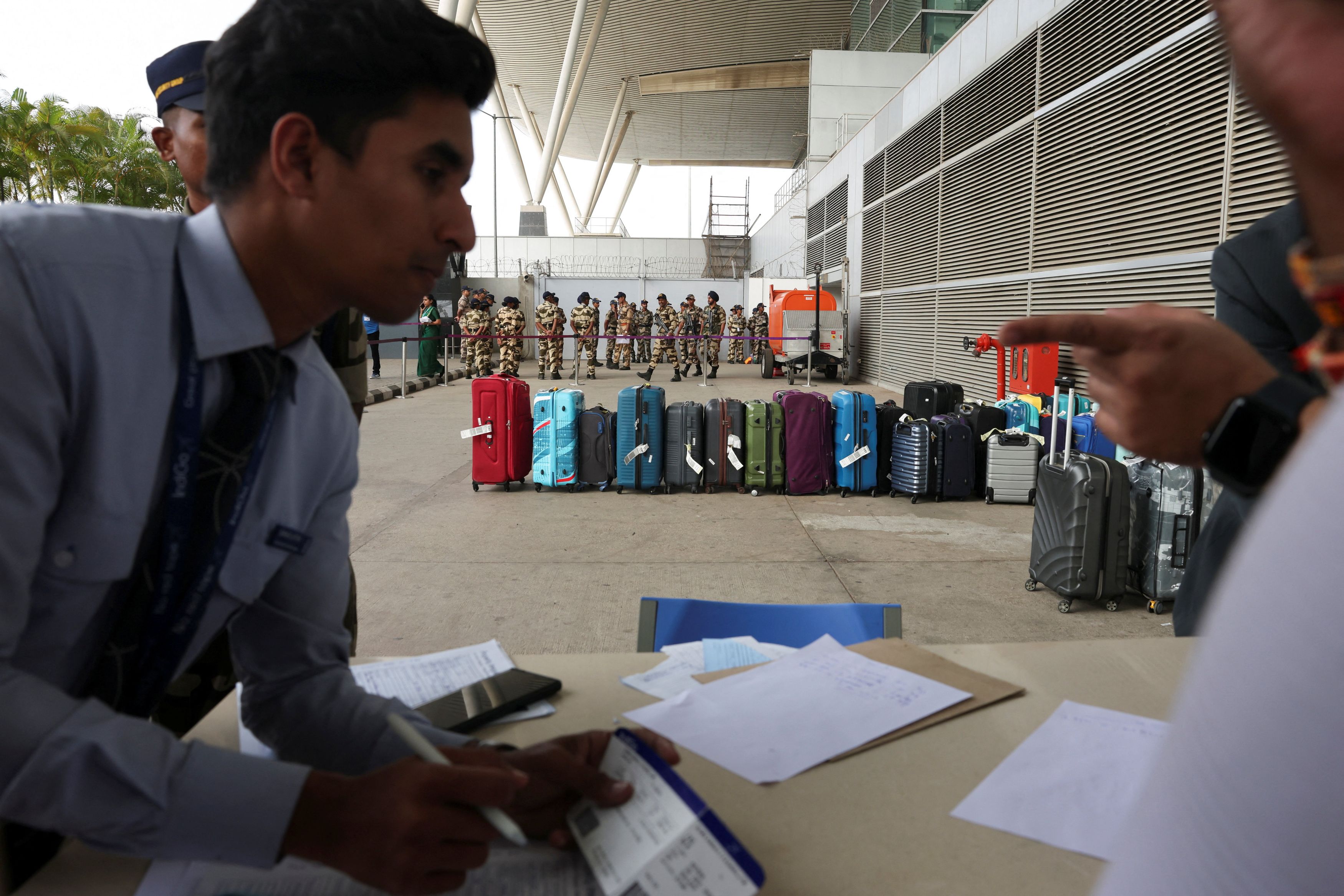  পাইলটদের হুমকি দেওয়া হত বা অপমান করা হত