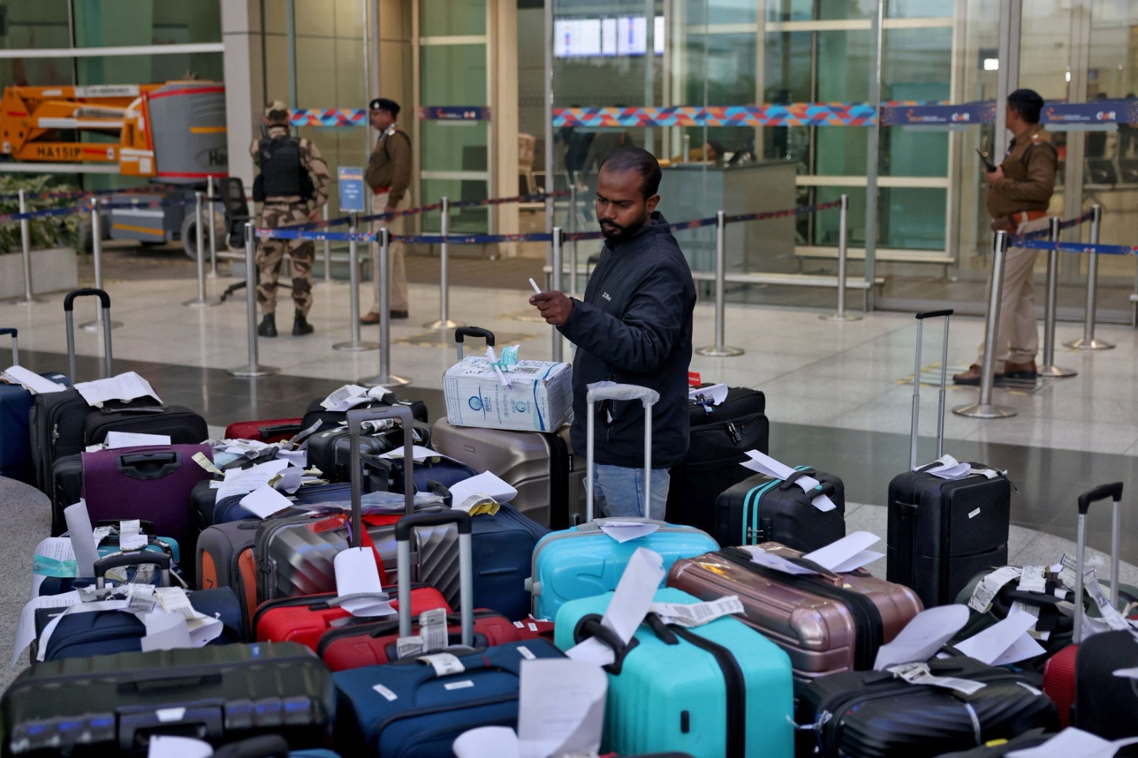 গত ৮ দিন ধরে ইন্ডিগোর জন্য সাধারণ বিমান যাত্রীদের ত্রাহি ত্রাহি অবস্থা গত ৮ দিন ধরে ইন্ডিগোর জন্য সাধারণ বিমান যাত্রীদের ত্রাহি ত্রাহি অবস্থা