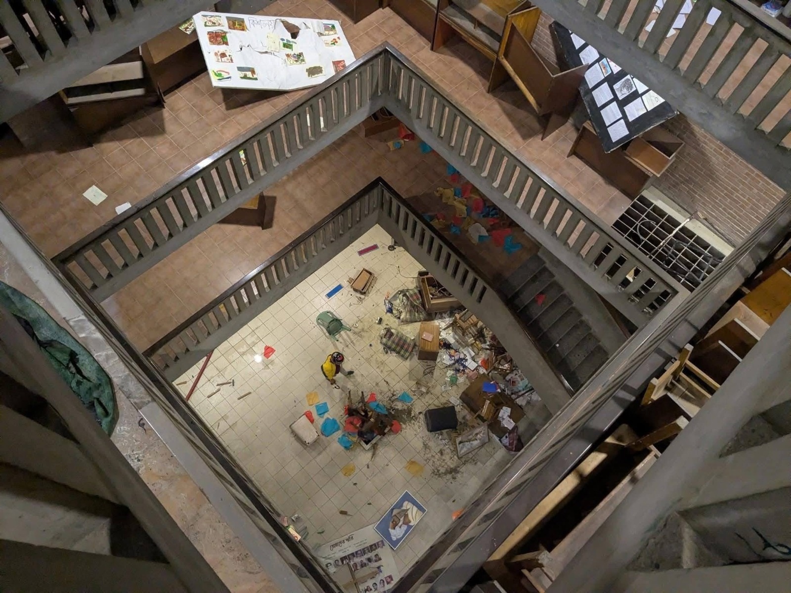 'আল্লহ হু আকবর' আওয়াজ তুলে ভেঙে দেওয়া হল তবলা ও হারমোনিয়াম 'আল্লহ হু আকবর' আওয়াজ তুলে ভেঙে দেওয়া হল তবলা ও হারমোনিয়াম