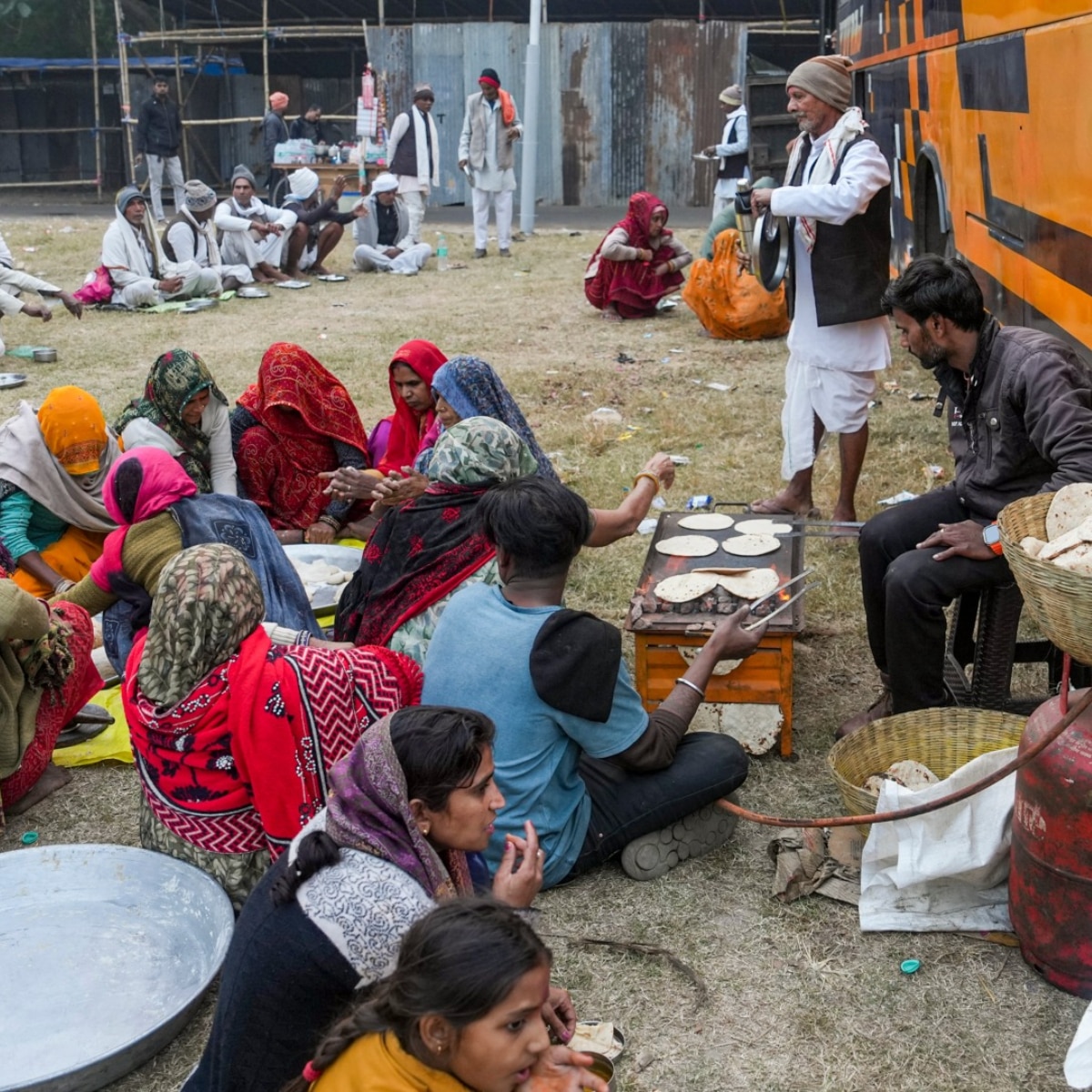 পুন্যস্নানের আগে থেকেই গঙ্গাসাগরে পুন্যস্নানের জন্য মানুষের ঢল