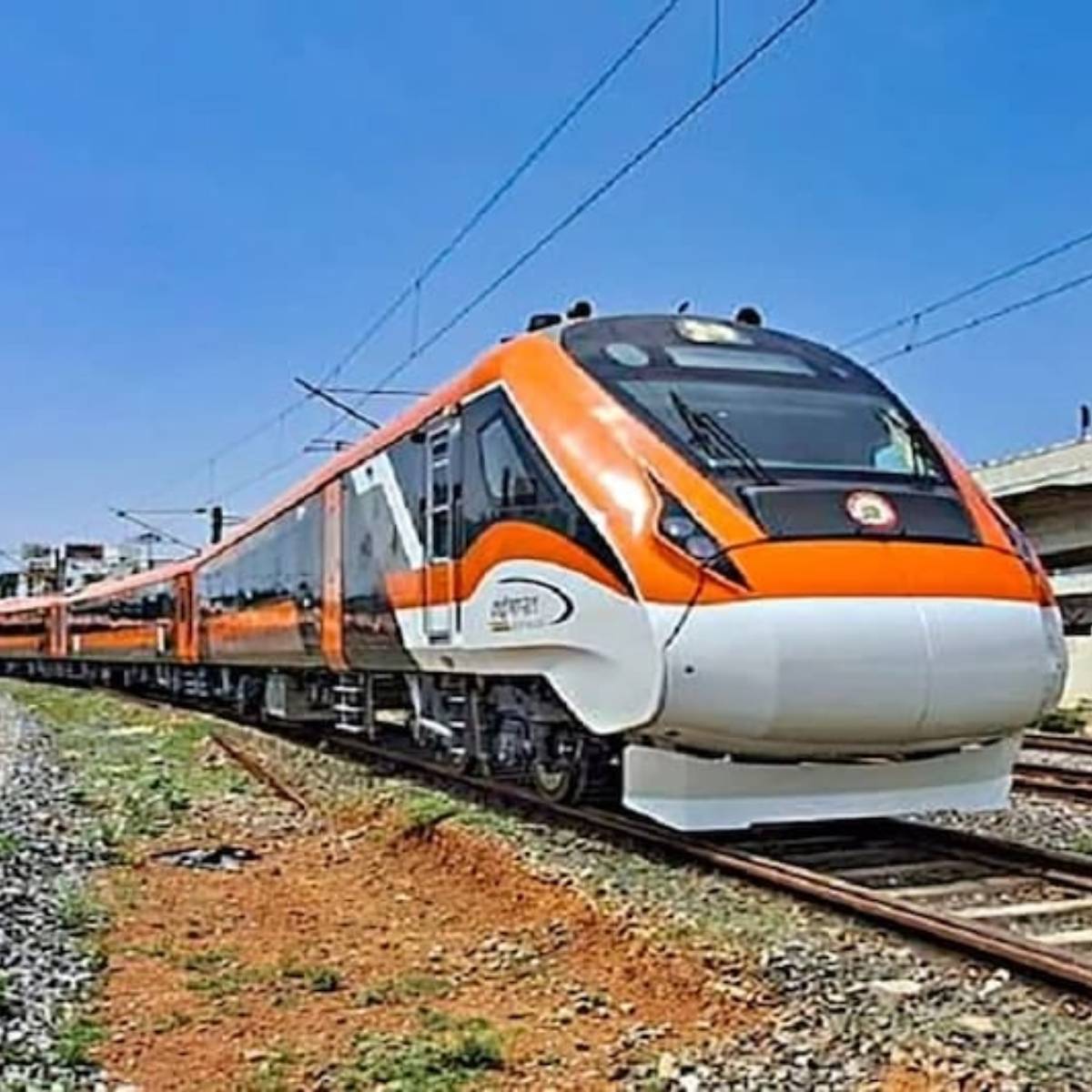 কমলা এবং ধূসর রঙের এই ট্রেন সর্বোচ্চ ১৮০ কিলোমিটার প্রতি ঘণ্টা গতিতে পৌঁছতে পারে। এই বন্দে ভারত স্লিপার ট্রেনের এক একটি টিকিটের দাম কত জানেন?