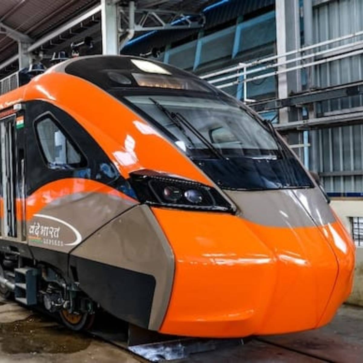 ট্রেনের বাইরের অংশটিও অ্যারোডাইনামিক। দরজাগুলি স্বয়ংক্রিয়ভাবে খুলবে এবং বন্ধ হবে। কোচের ভিতরে রয়েছে সিসিটিভি। ওয়াশরুমও অত্যাধুনিক সজ্জায় সজ্জিত।