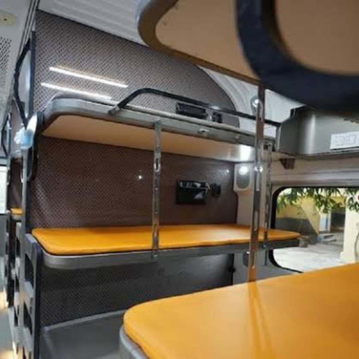 আর মাত্র কয়েকদিনের অপেক্ষা। তারপরেই হাওড়া থেকে গুয়াহাটি রুটে চলতে শুরু করবে বন্দে ভারত (Vande Bharat) স্লিপার ট্রেন। এমনটাই ঘোষণা করেছে রেল মন্ত্রক।